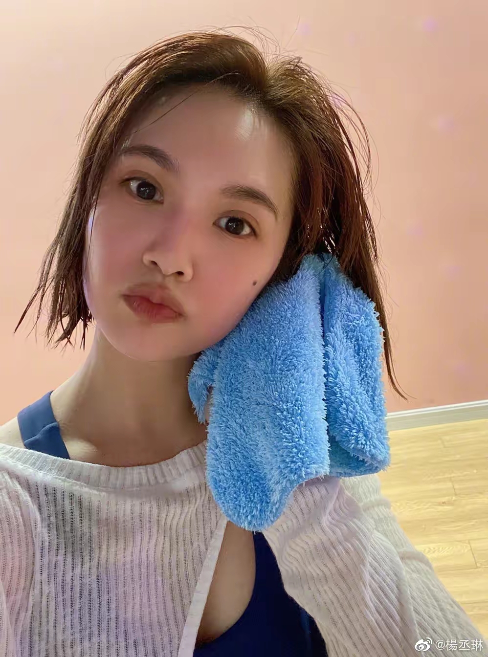 杨丞琳丸子头造型,晒运动美照,倡导健康生活