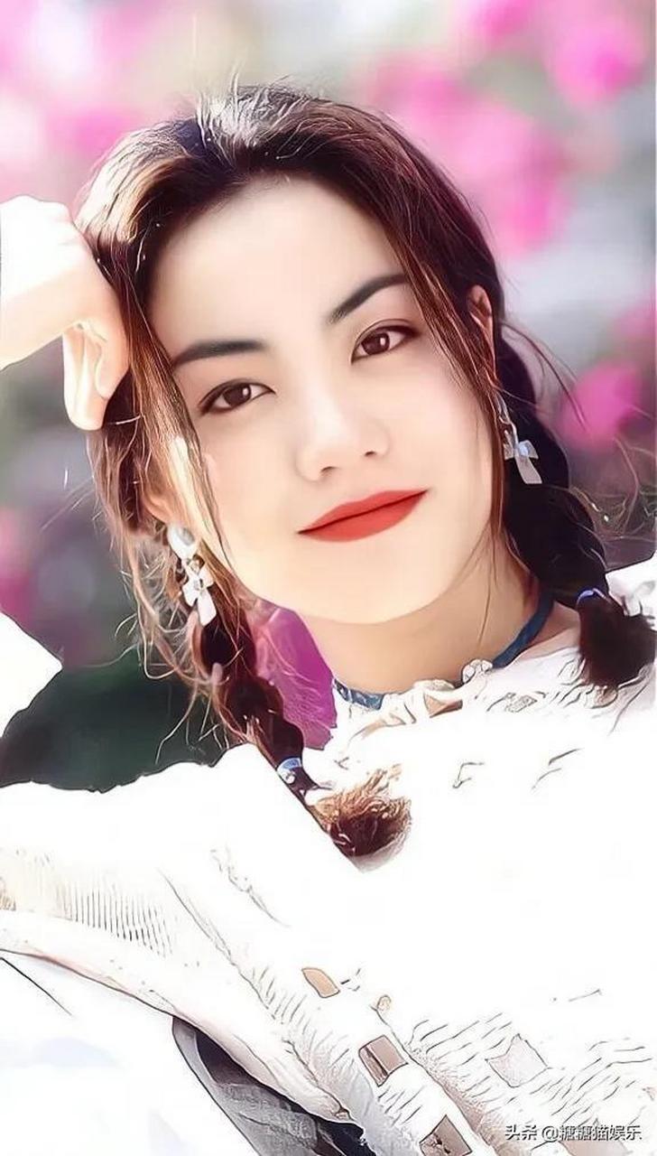 出生于北京的王菲,小时候与父母和哥哥住在一个单位的家属大院里,从