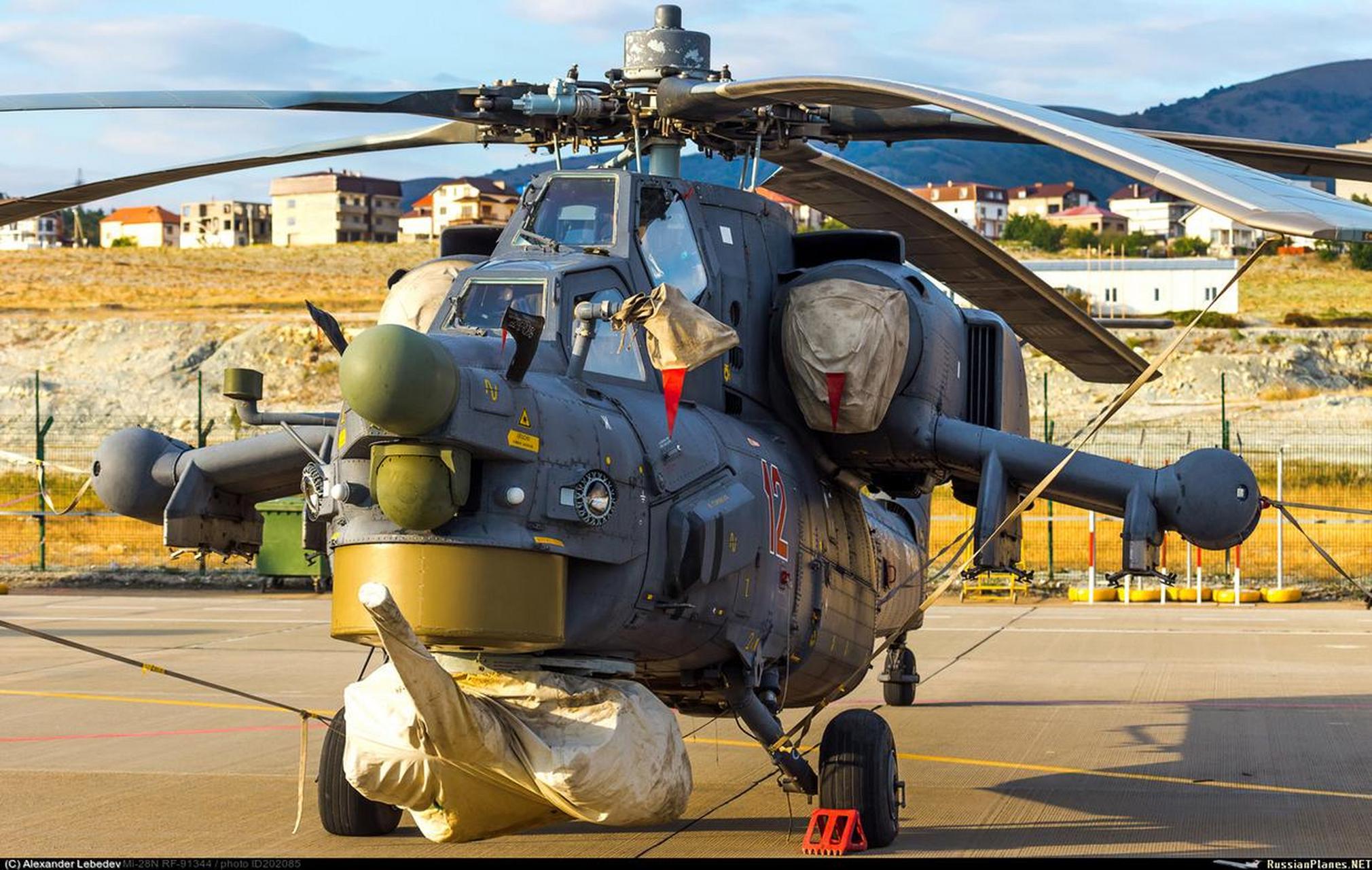 米28浩劫武装直升机,机如其名,整个飞机高大威武给人一种压迫感