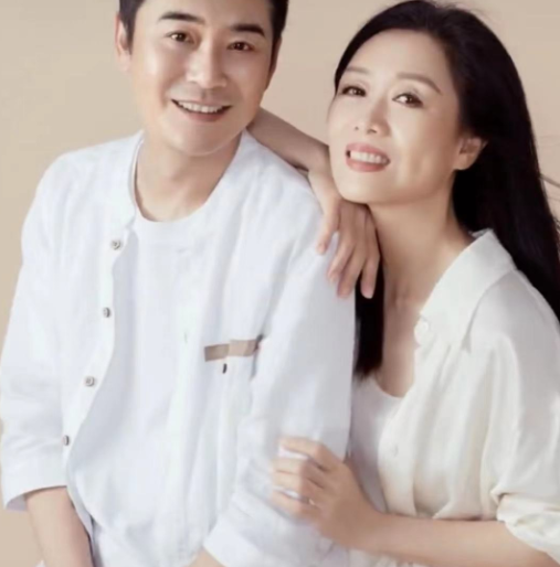 知名女星吴琼晒近况,与小15岁老公感情和谐,拍婚纱照得网友祝福