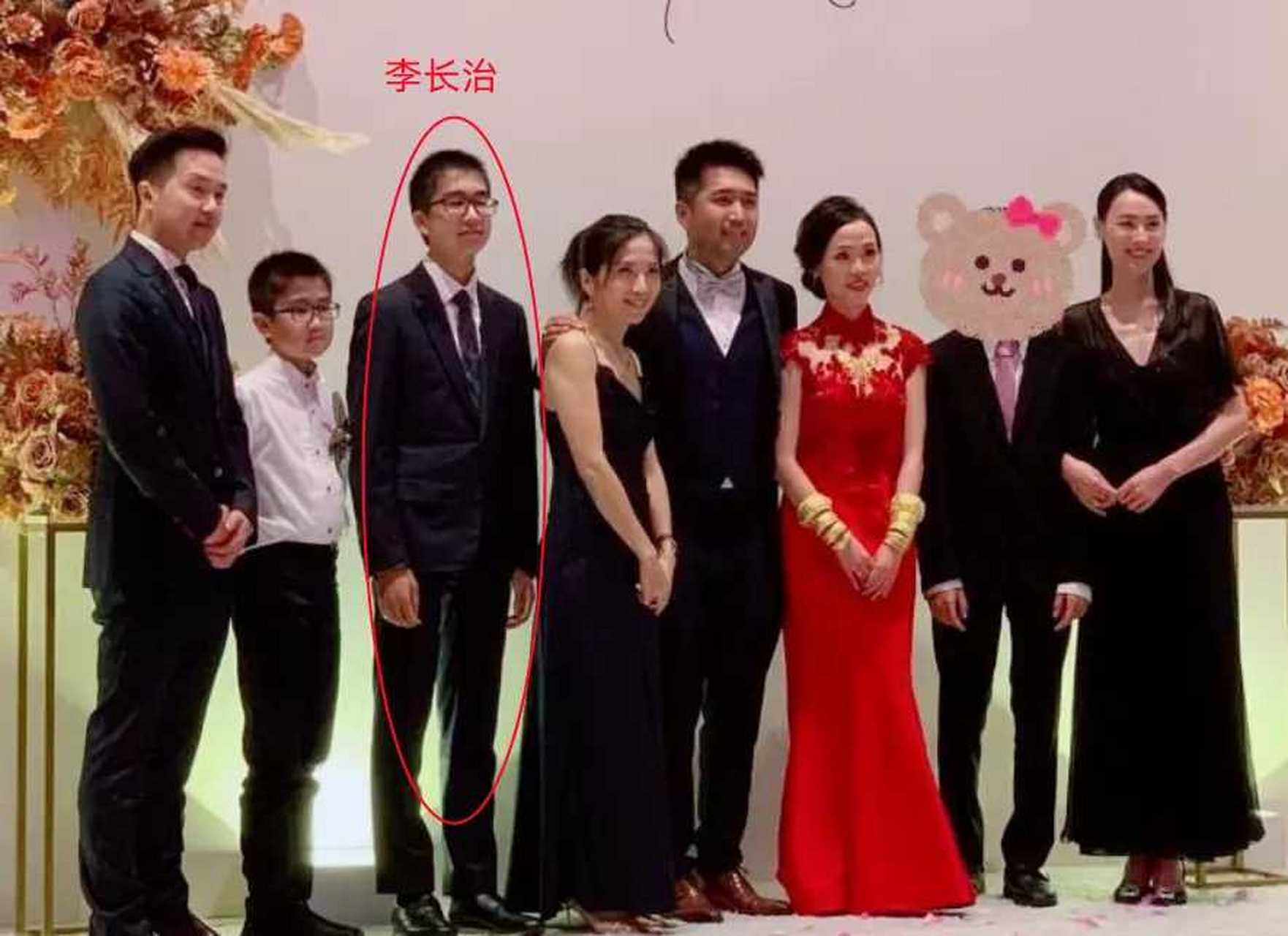 35岁梁洛施携14岁长子李长治参加朋友婚宴,儿子正脸曝光,梁洛施手挽