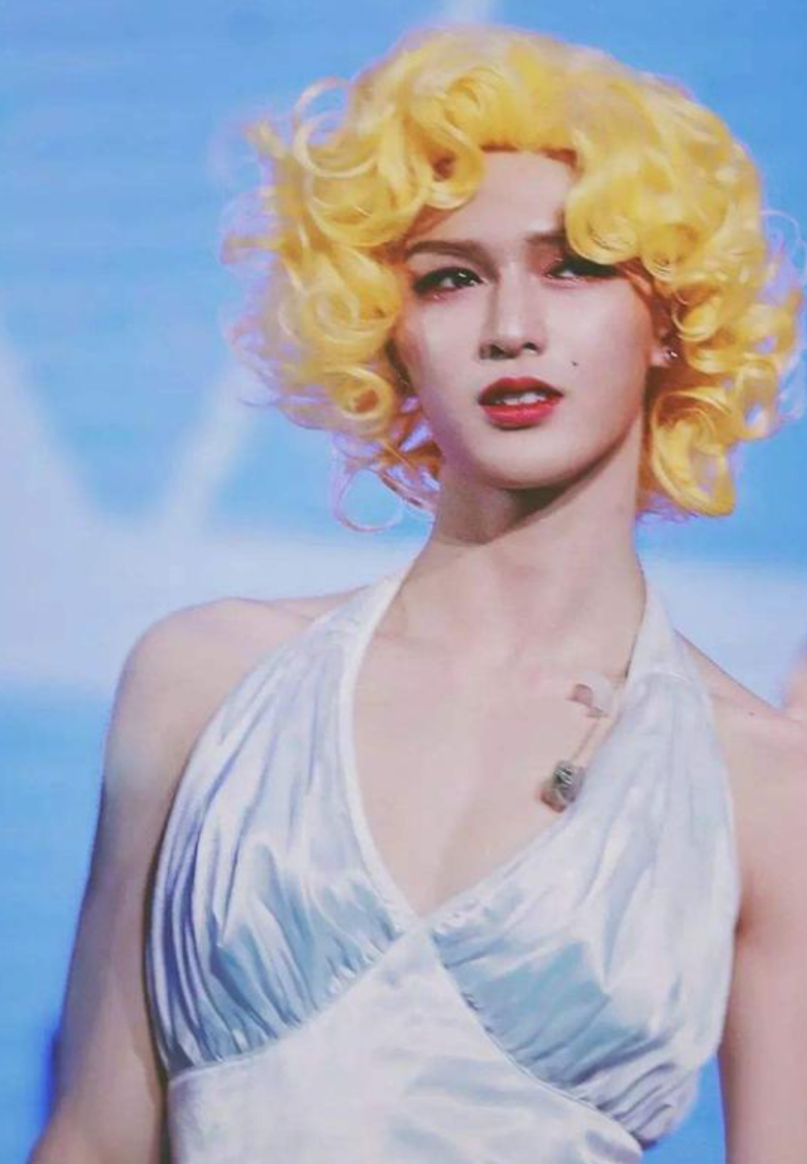 各路明星们模仿玛丽莲梦露女神,这一波朱正廷真的赢麻了,妖娆魅惑.