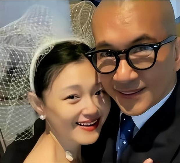 这次,46岁的大s成了笑话,老公在韩开泳装派对,与前女友复合