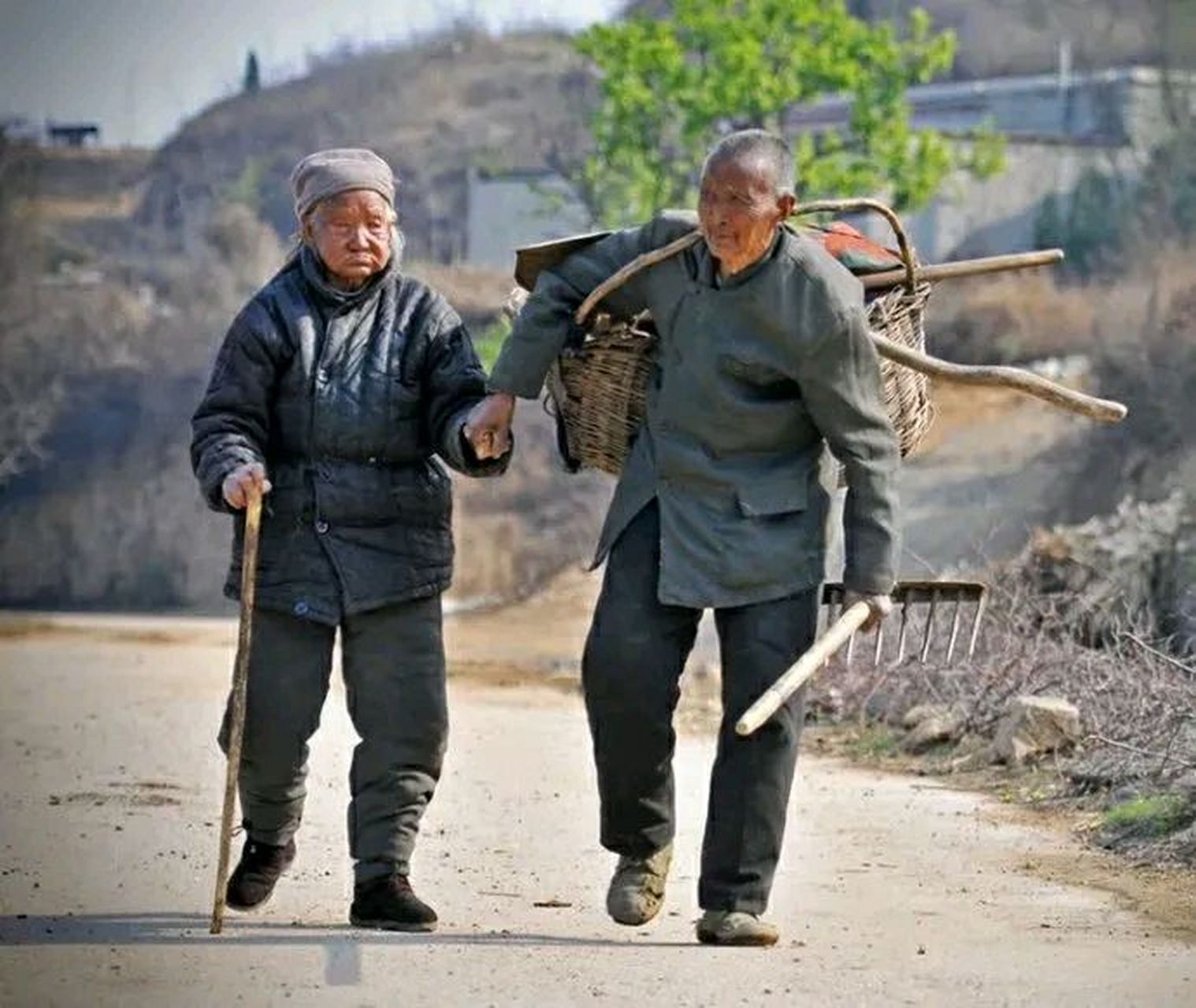 现在看到有很多人,经常在网上吐槽,说农村老人的养老金太低了,每月