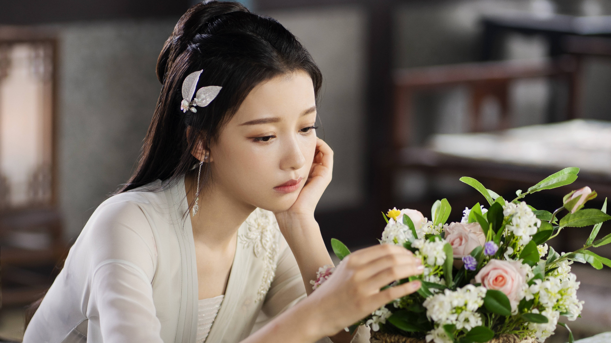 演员孙怡,两部剧正在热播,喜欢他的现代装还是古装呢