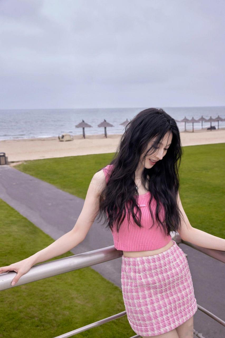 张俪属于典型的东方美人,她的眼尾上扬眼形,不过眼角更尖锐,更具女性