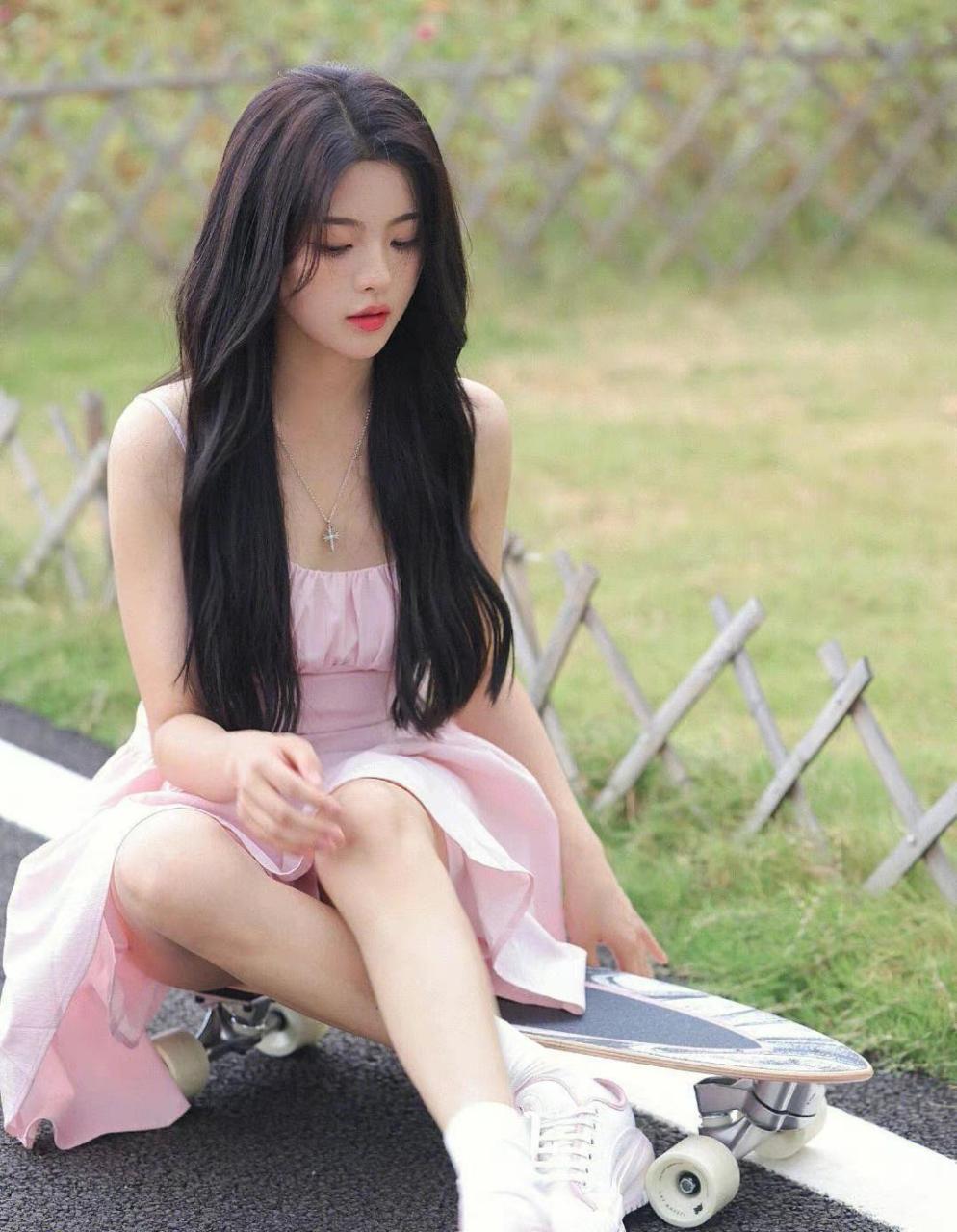 杨超越#杨超越穿粉色吊带连衣裙,搭配小白鞋玩滑板,动感时尚,活力