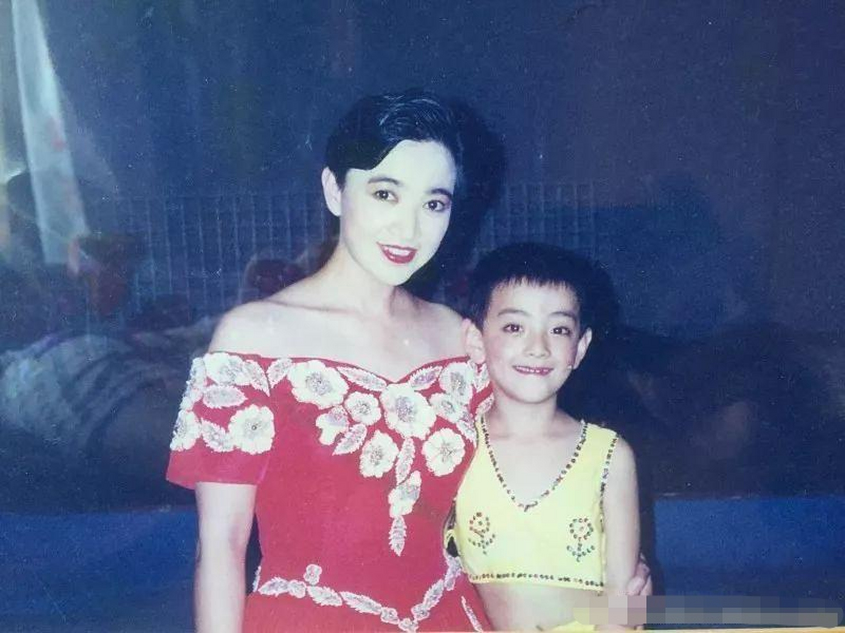 郑云龙的妈妈才是大美女! 戏曲演员出身,浓眉大眼,肤白貌美的.