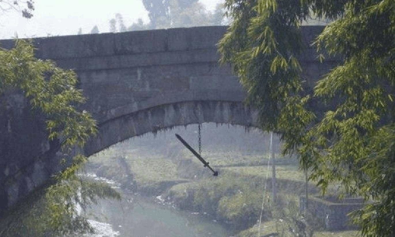 古桥下为何要悬挂一柄宝剑