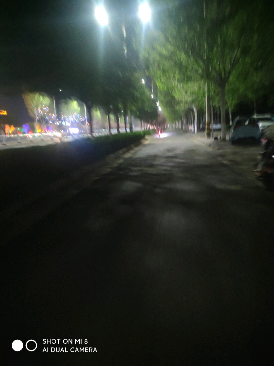 天黑,路滑,骑车小心  刚刚,一个女的骑车摔倒了. 头着地,仰面躺地上.