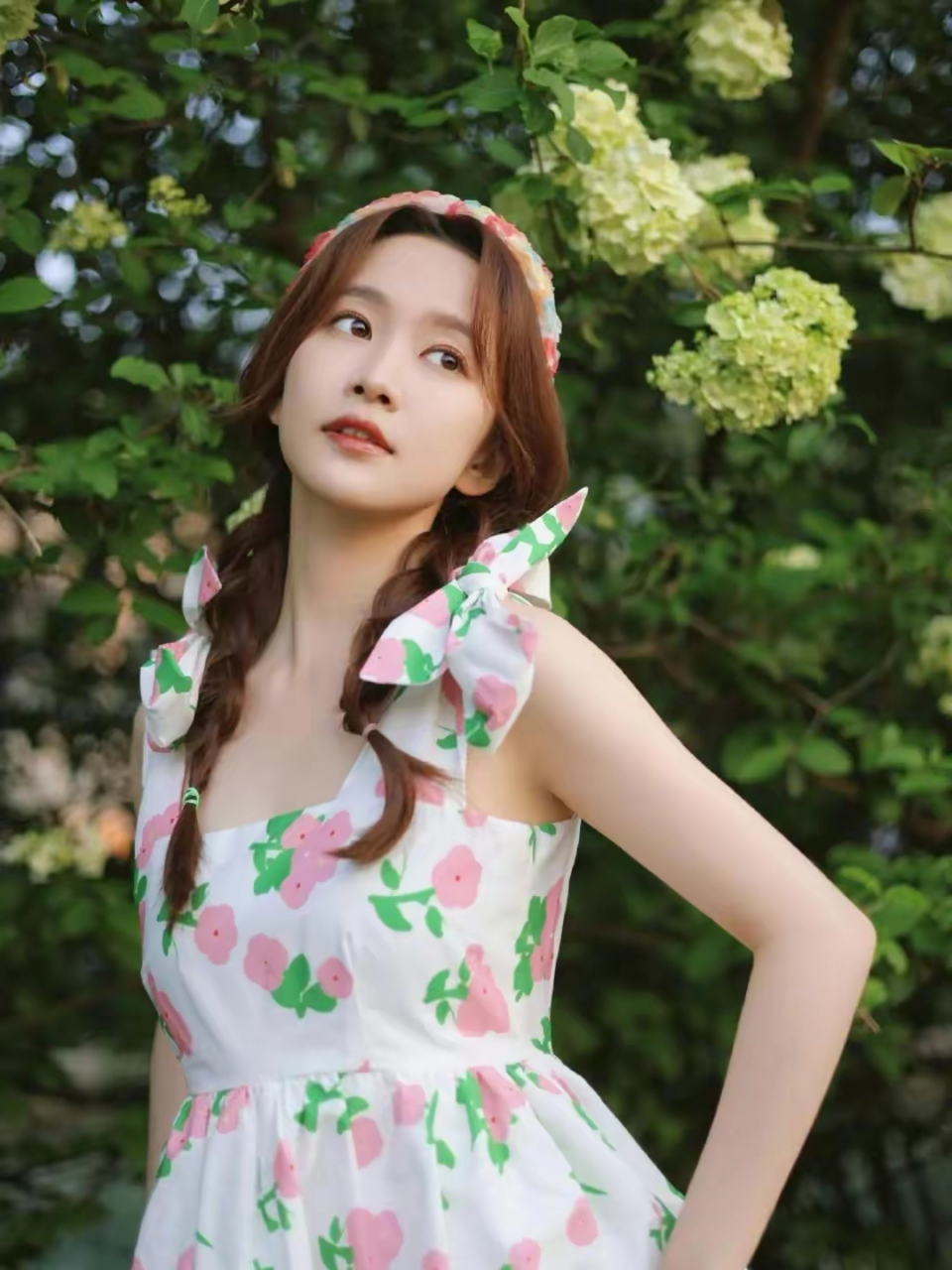 网友:陈美含双扎麻花辫搭配碎花连衣裙,笑容甜美可爱