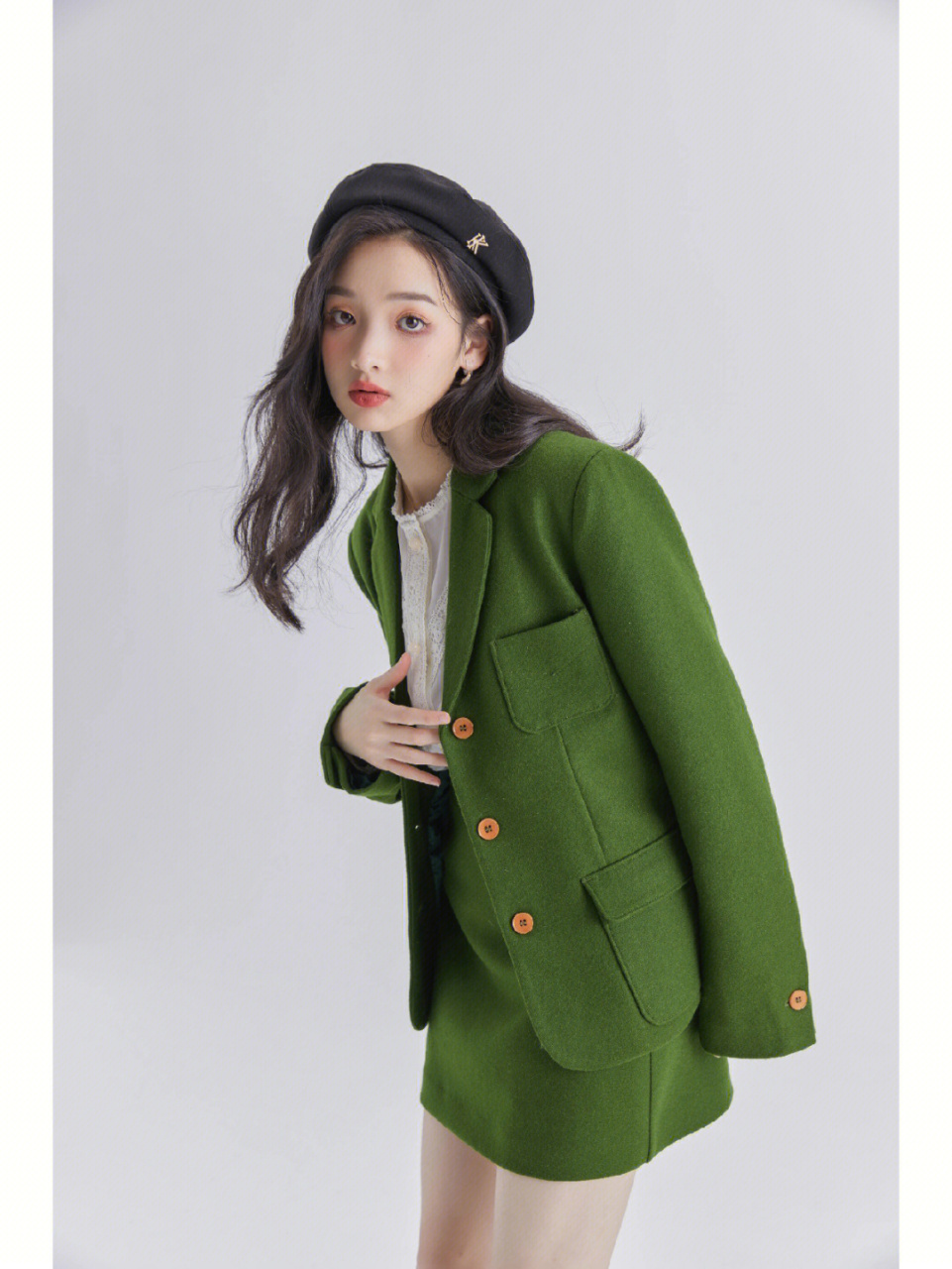 塞纳河畔|超显白的绿色西服套装 非常显肤色的绿色小西服套装,搭配