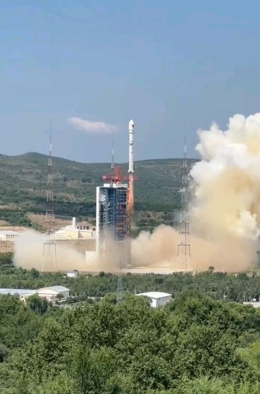 北京时间今天上午10时50分,长征二号丁运载火箭在太原卫星发射中心