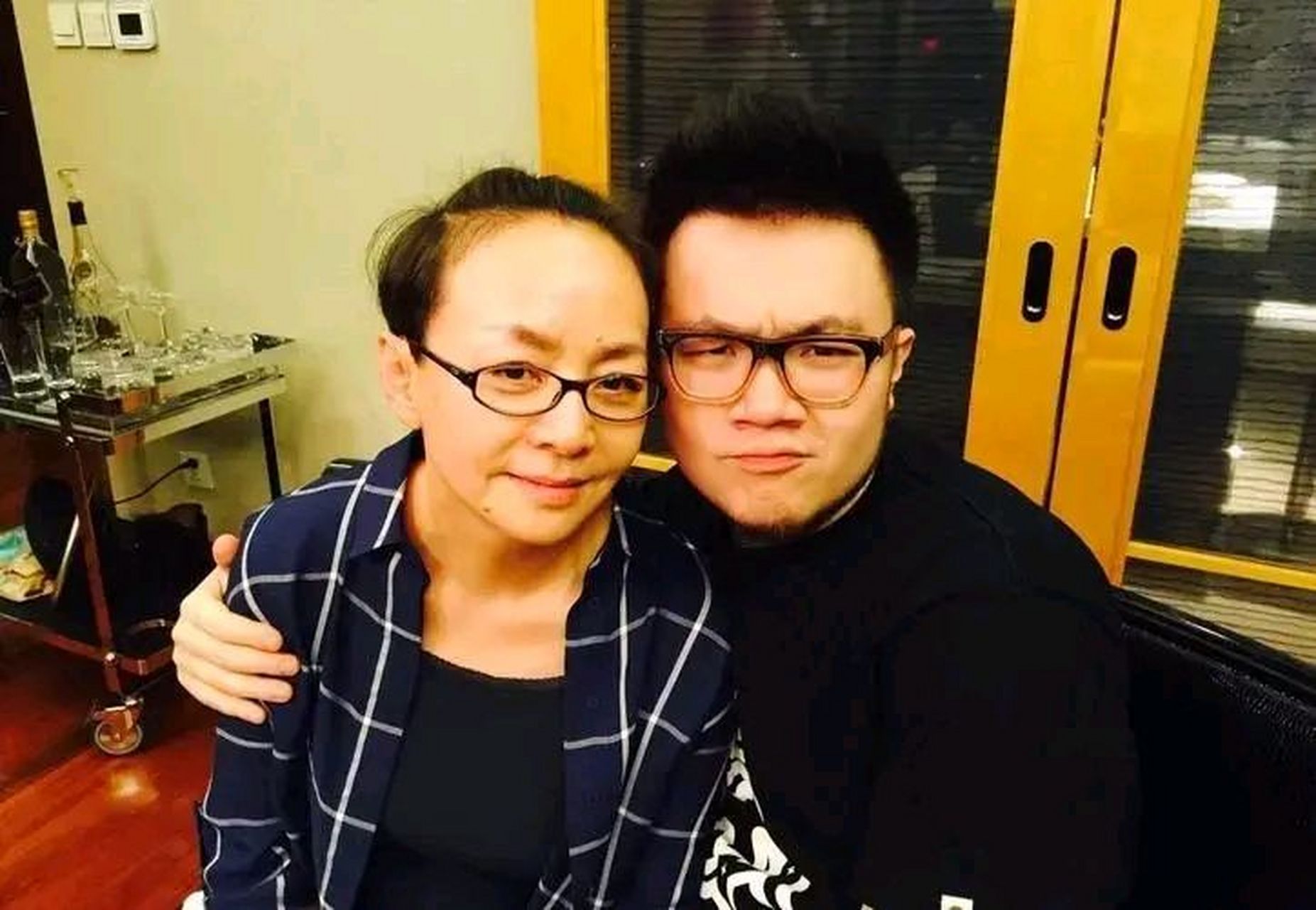 当宋丹丹在北京住着亿万豪宅时,她的儿子巴图一家四口却挤在普通小区
