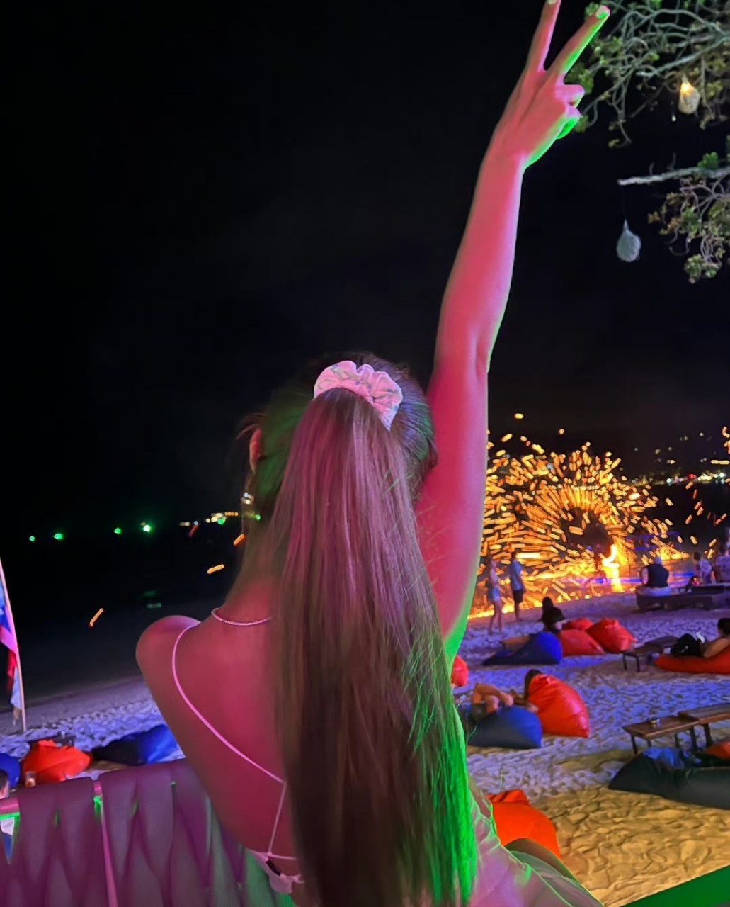 昆凌30岁生日,周杰伦为她放烟花庆祝,生日蛋糕简单大方,有种低调幸福