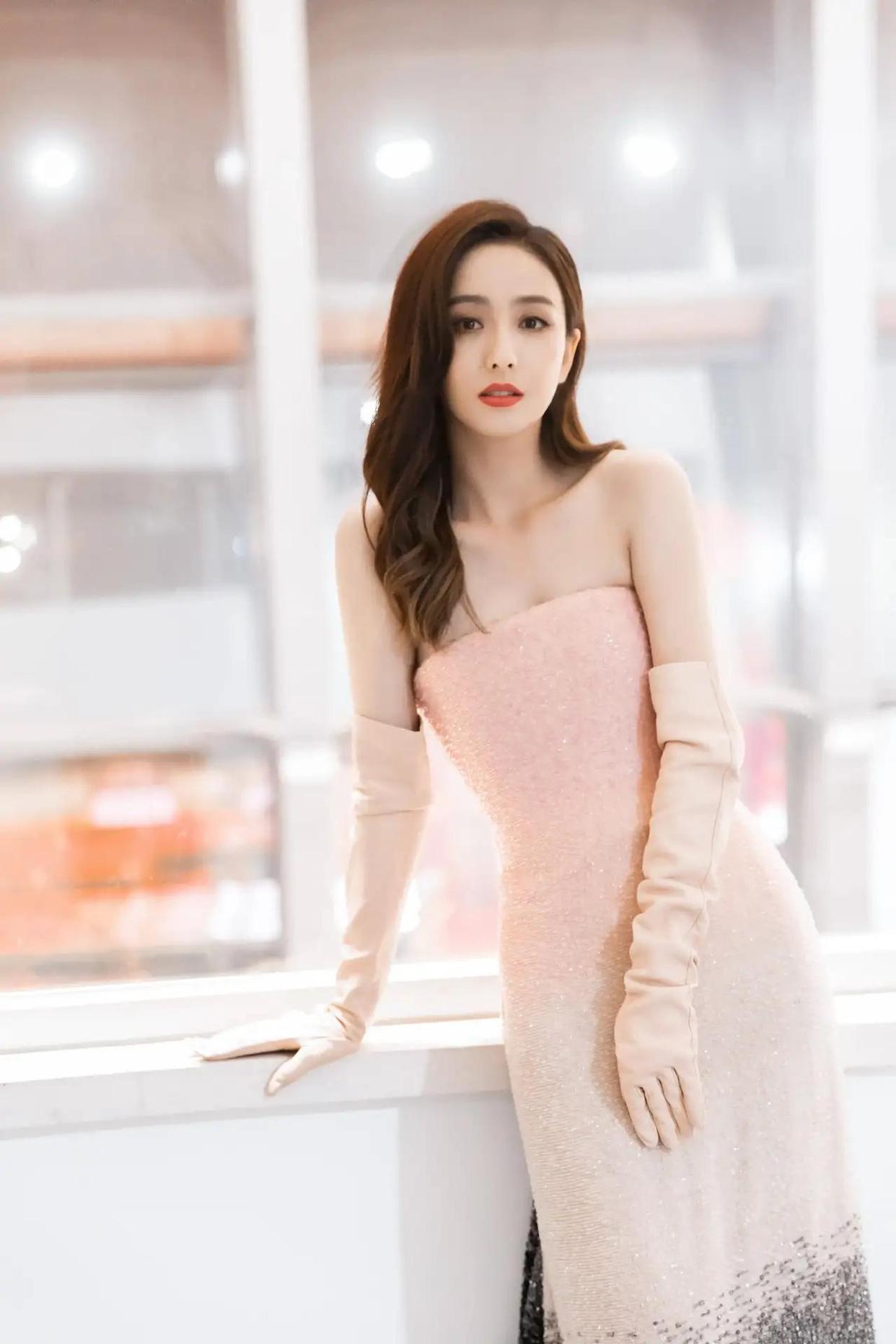 佟丽娅身穿一袭抹胸礼裙尽显妩媚动人