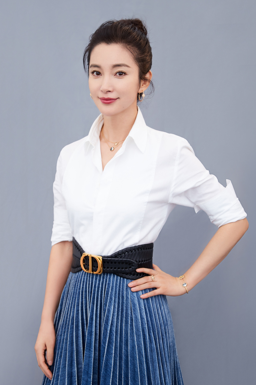 哈尔滨十大美女明星 1,李冰冰(1973年2月出生,毕业于上海戏剧学院