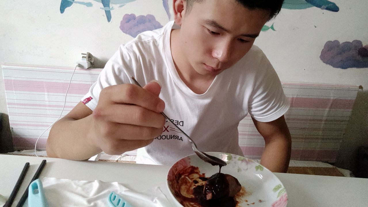 几毛钱的鹅肝,小伙小伙却要吃出西餐的效果,餐具还一应俱全