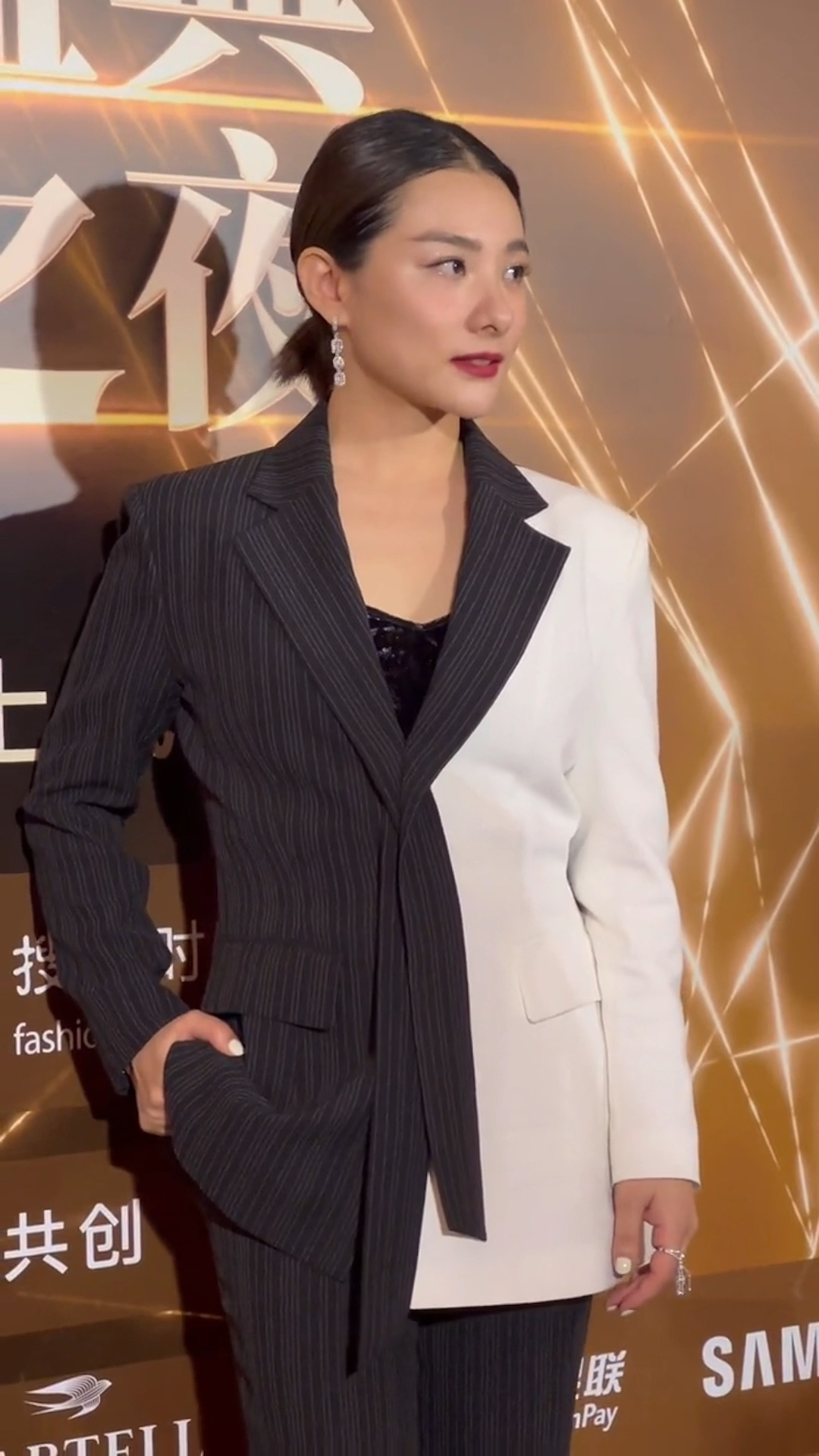 刘璇身穿黑白撞色西装走上红毯这一身造型尽显硬朗优雅