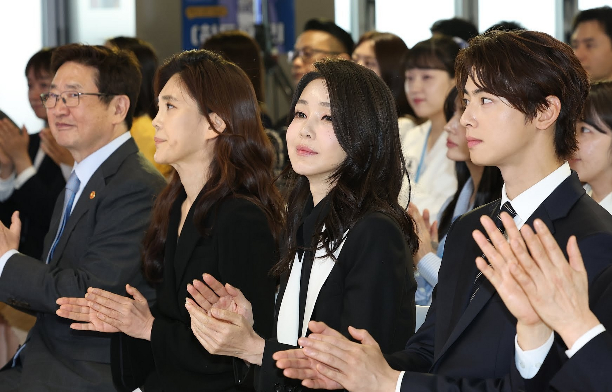 1970的李富真和1972年的金建熙同框了[石化][石化]  在一个国家级