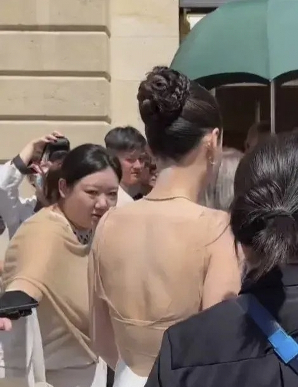 张柏芝后背这个是纹身?还是二维码还是药膏?