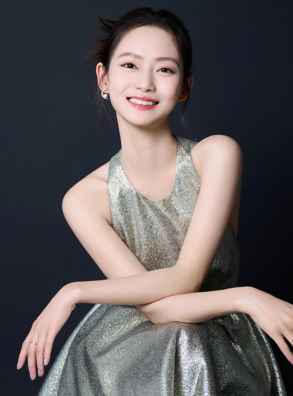 张天爱&陈雨锶&张小斐,第一张张天爱照片里的男人的眼