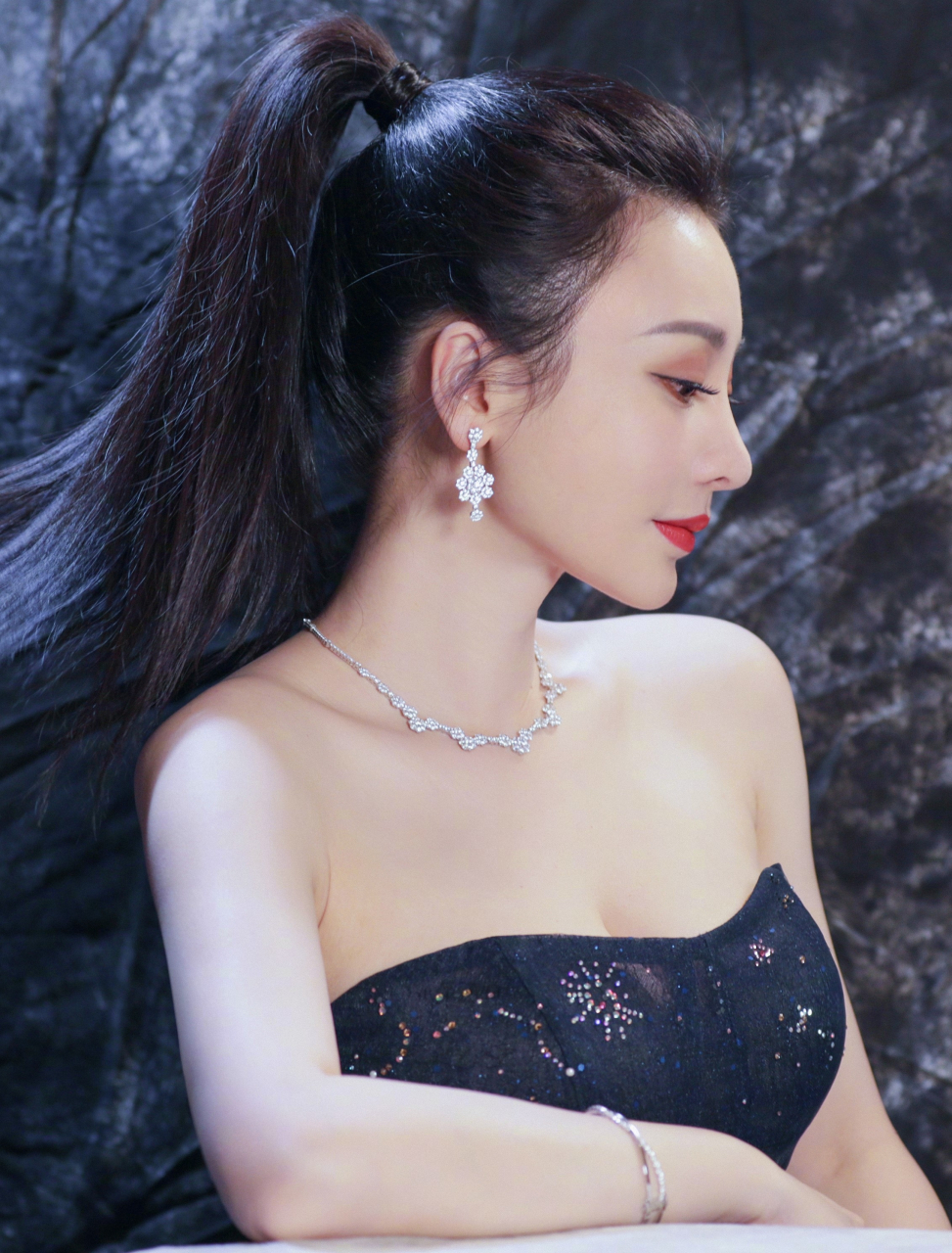 柳岩高马尾造型,深v高开叉裙好身材一览无遗.