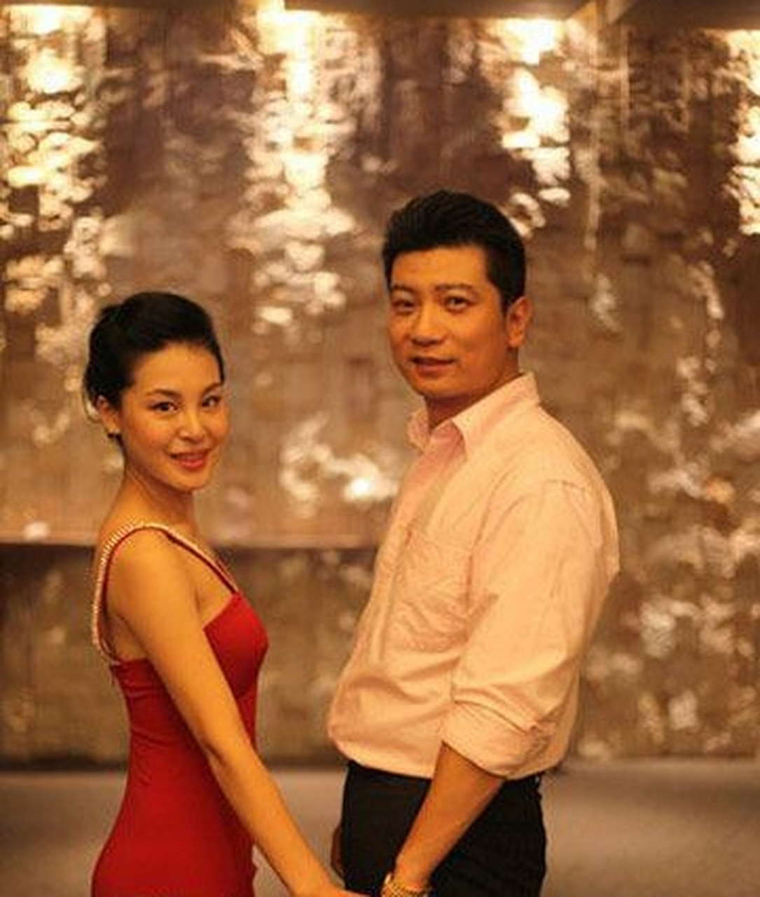 田雨和妻子王玥合照,王玥也是一名演员,二人结婚13年十分幸福