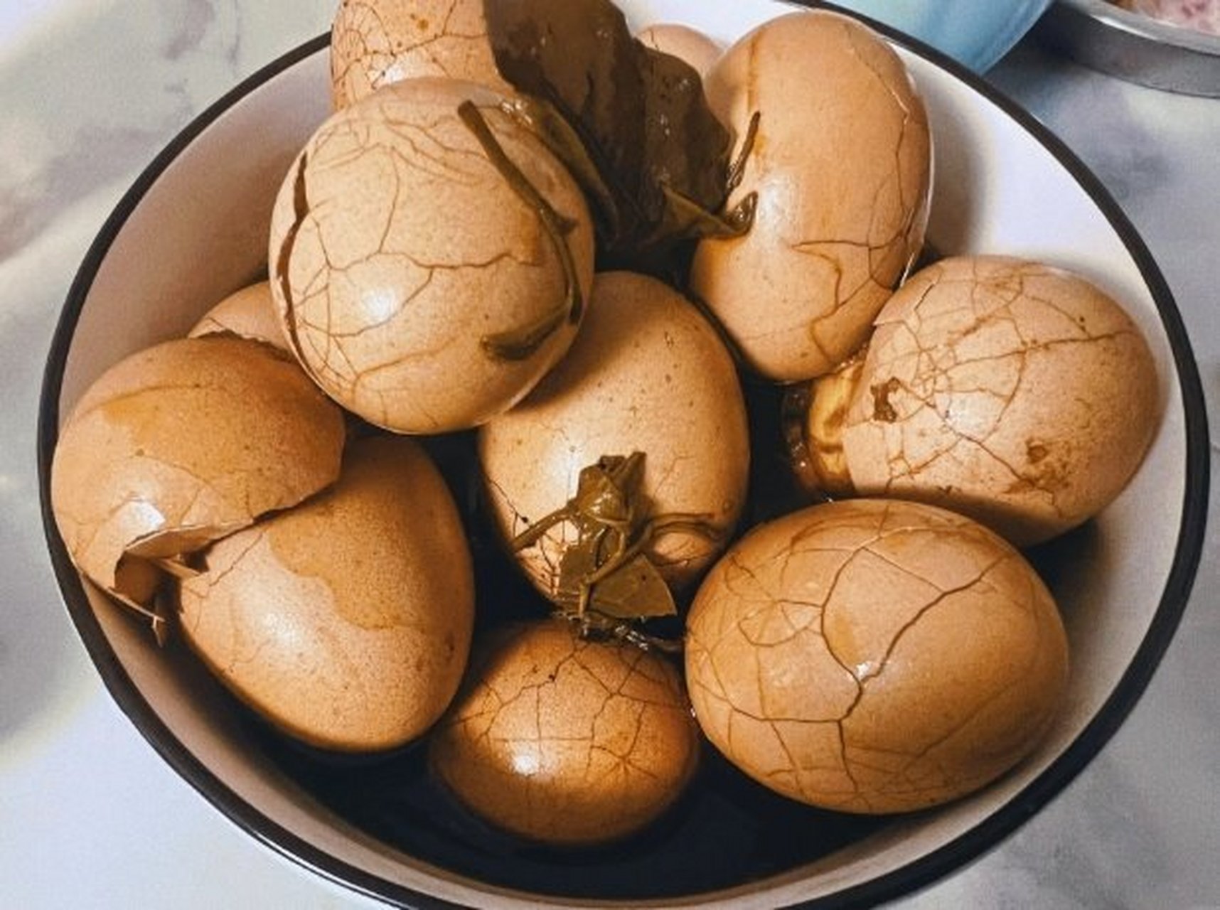 茶叶蛋的蛋白鲜嫩,蛋黄软糯,味道浓郁,真的是让人回味无穷.