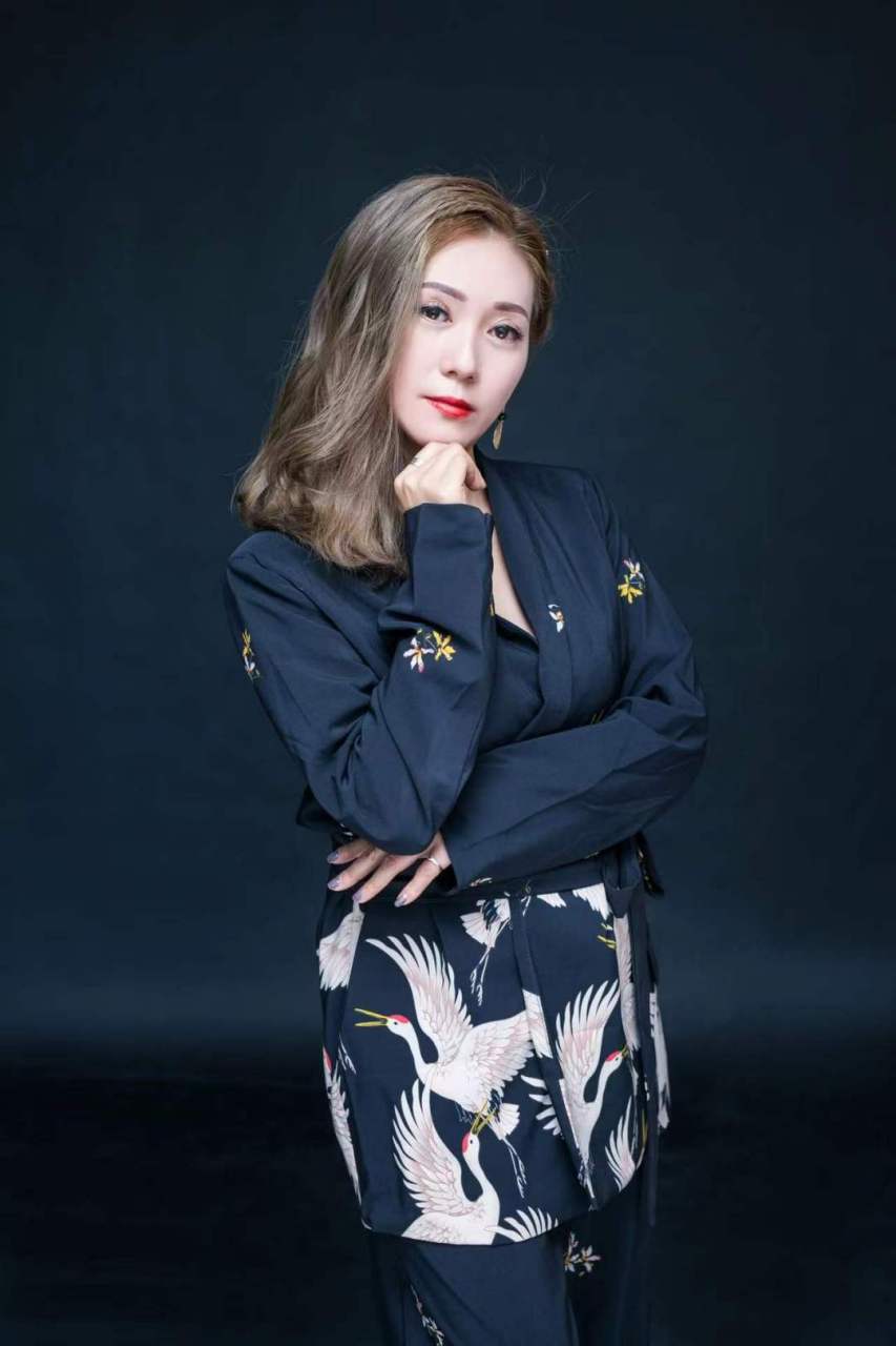 中国内地女歌手李英        李英,福建泉州人,中国内地女歌手,华语原