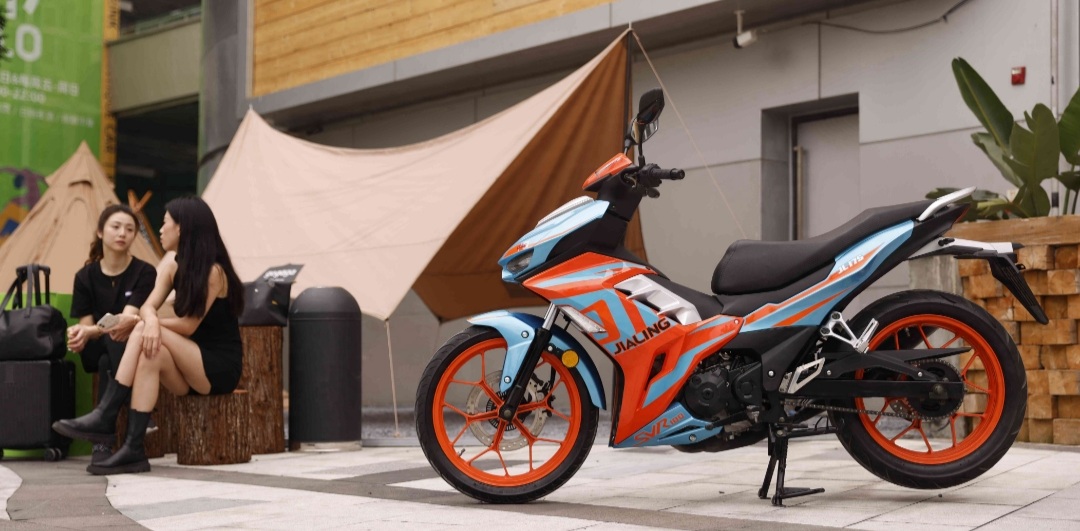 嘉陵推出国内最大排量的弯梁——coco svr180,配水冷单缸引擎