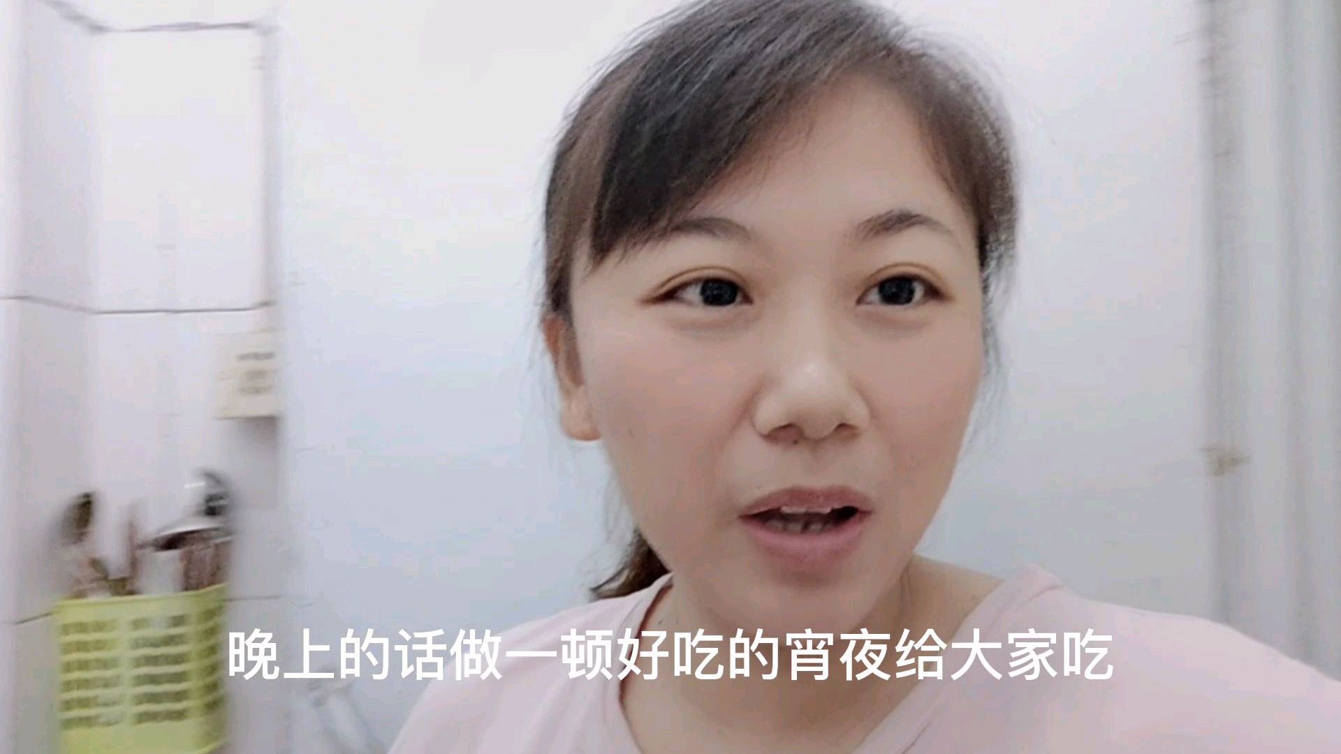 打工妹做了顿乌鸡煲猪肚汤,这么简单都做失败了,还是吃完了