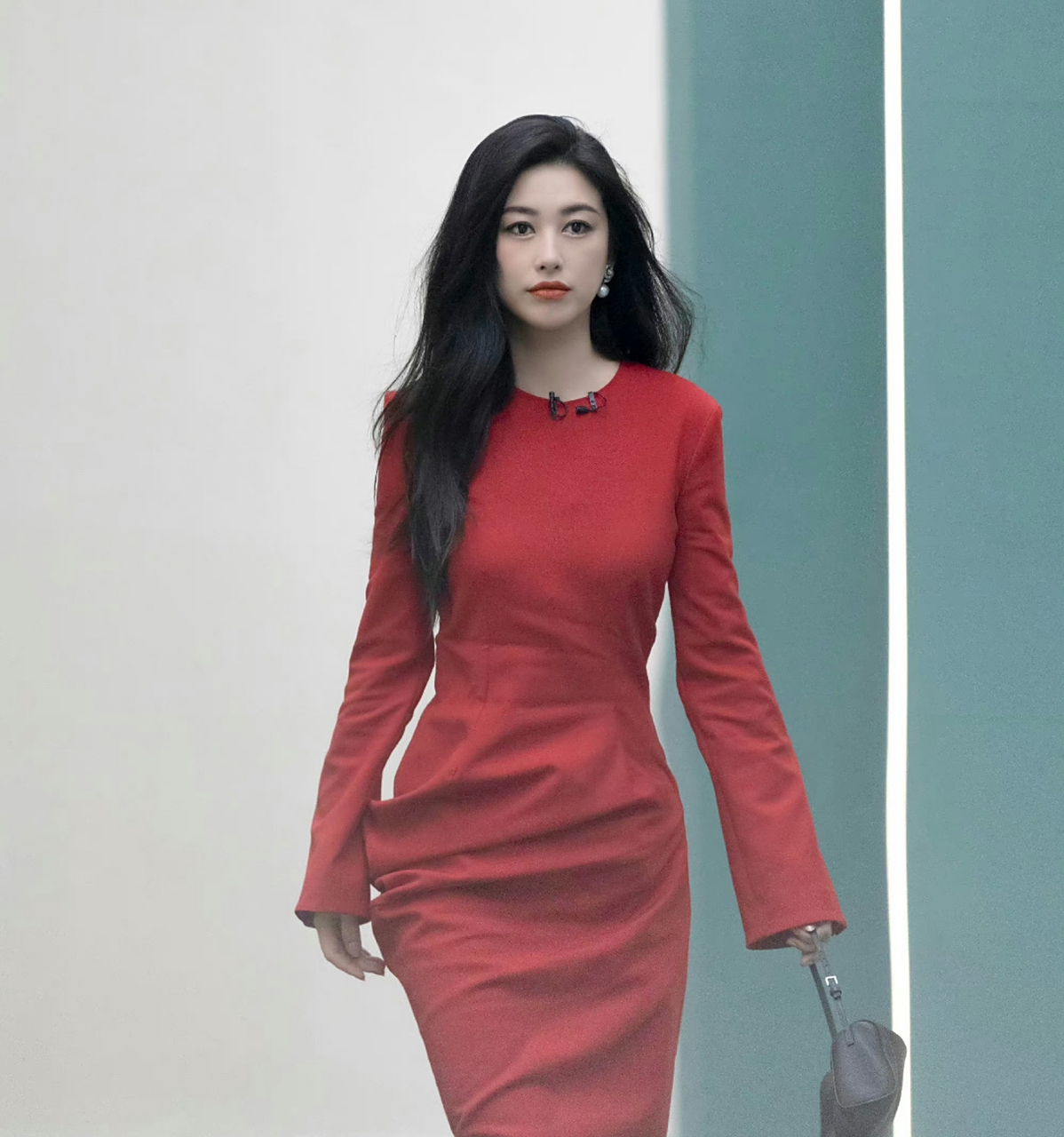 有网友说朱珠和章子怡有很多相似之处,不过,那些肤浅浮华也都过去了!