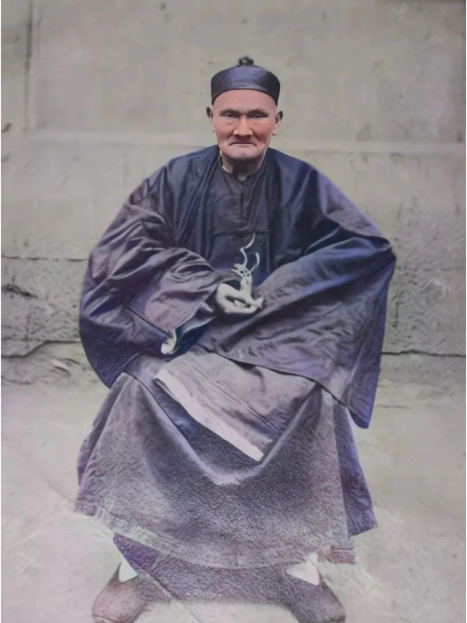 这是1927年的照片,里面的老人叫李青云