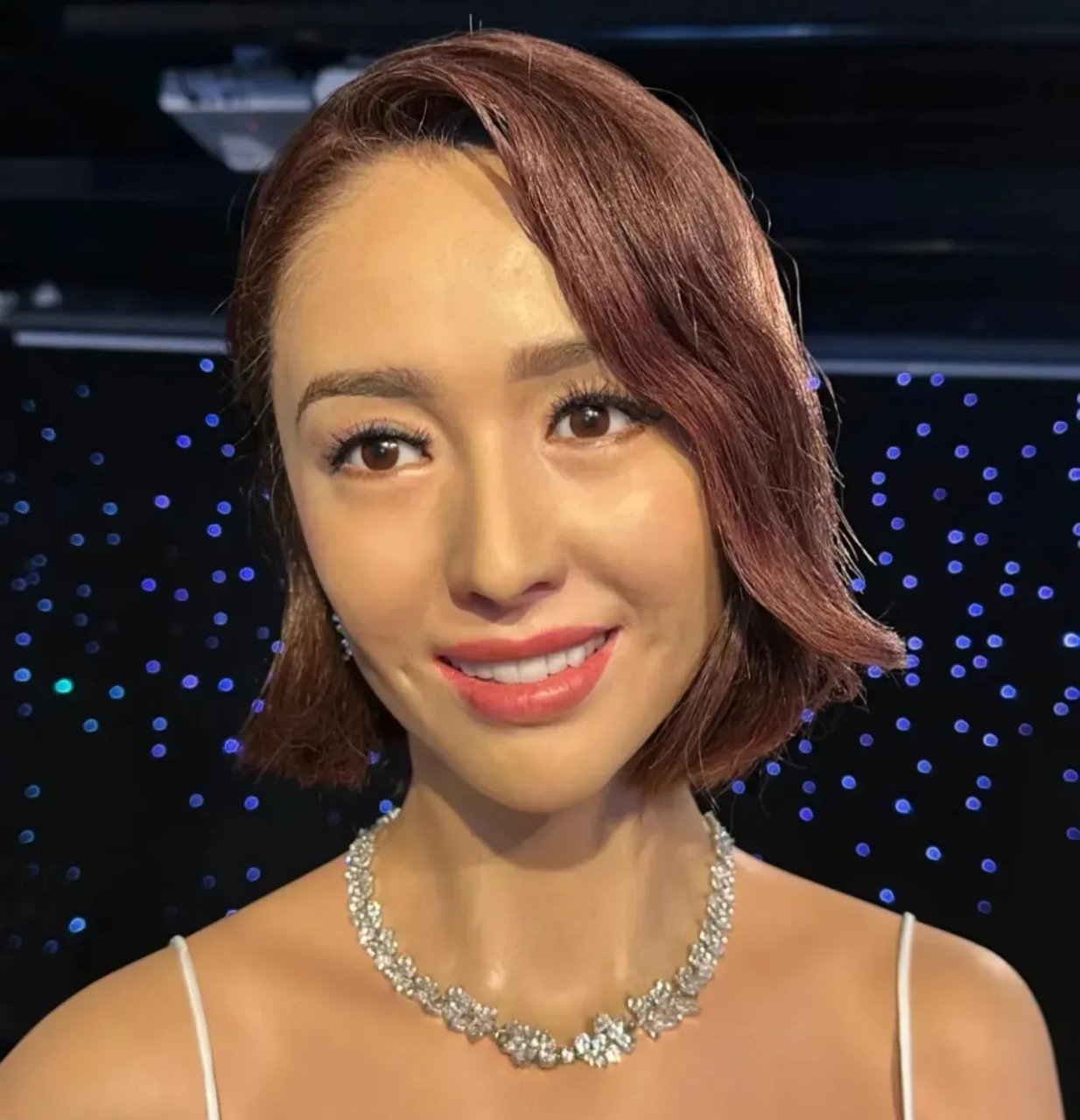 有网友分享某蜡像馆明星蜡像照,不知道是不是制作师对杨幂,姚晨