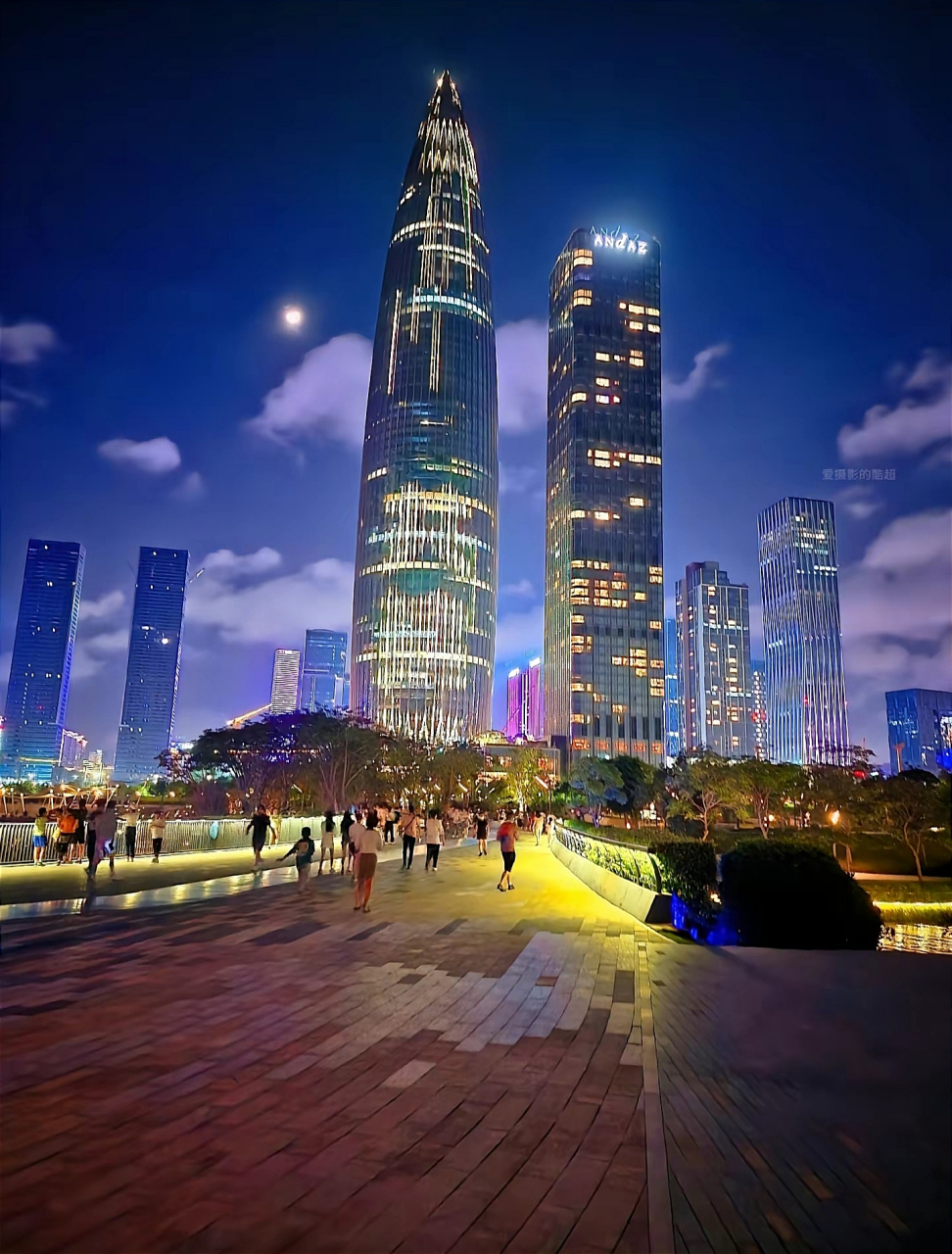 作为超一线城市深圳率先"放低姿态",这背后体现了城市管理者的务实