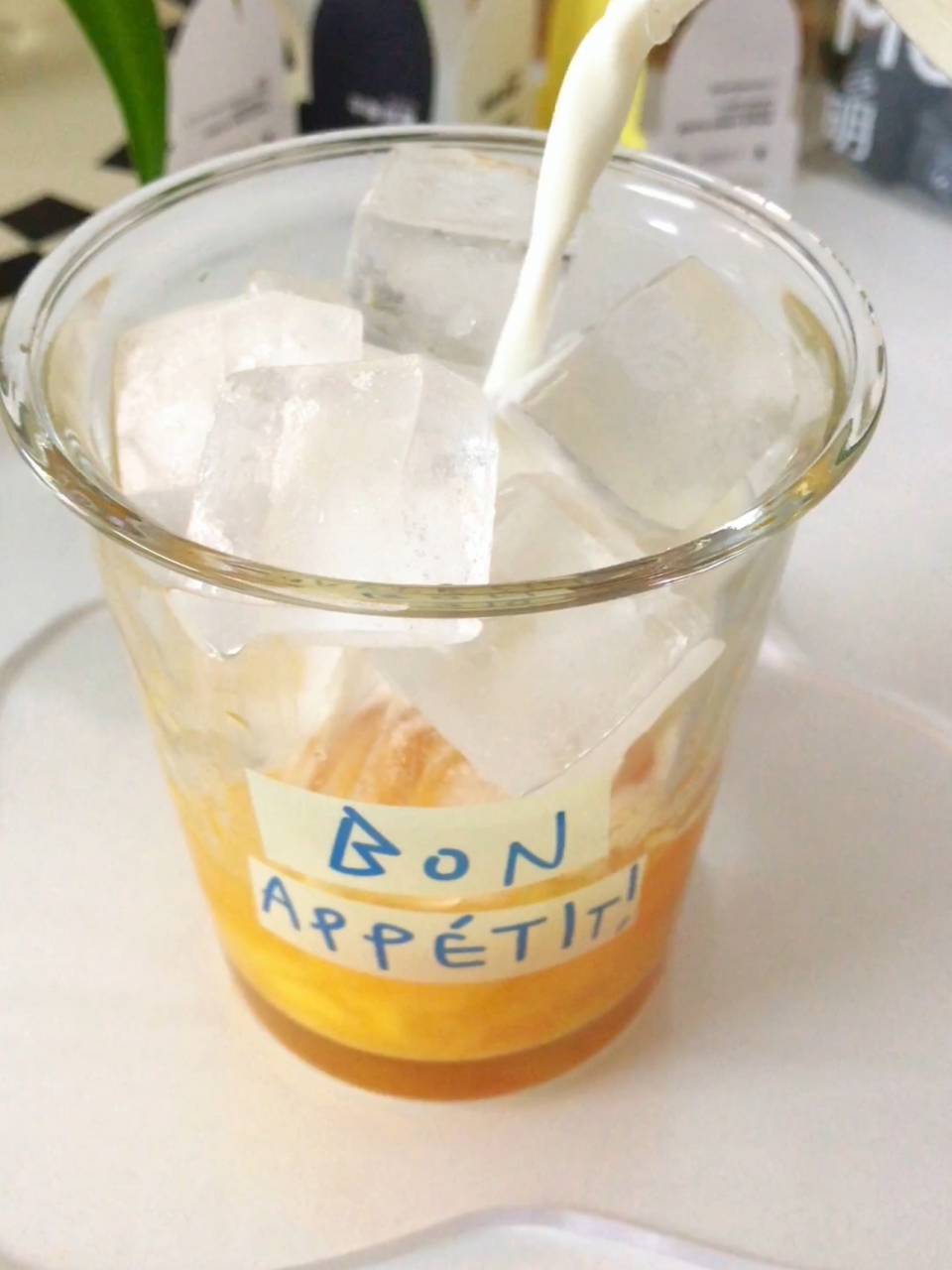 秋日美食大赏# 有手就会的芒果拿铁,有颜有料,敲好喝!