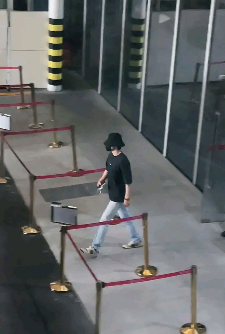 一看这上车的姿势和劈叉式的走路方式,就认出了是肖战,他的步子真的好
