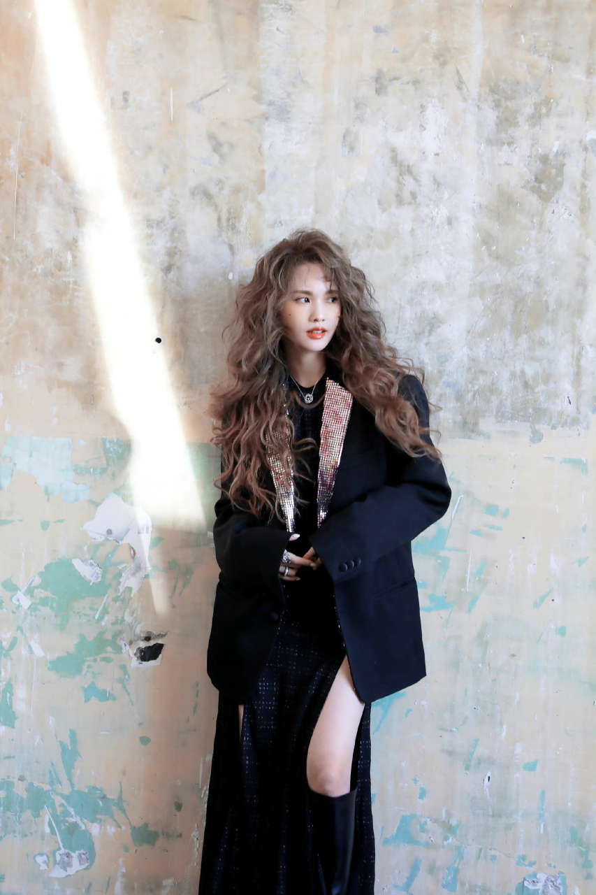 杨丞琳出镜瑞丽十二月刊封面大片,一头浓密的卷发,黑色白色简单高级的