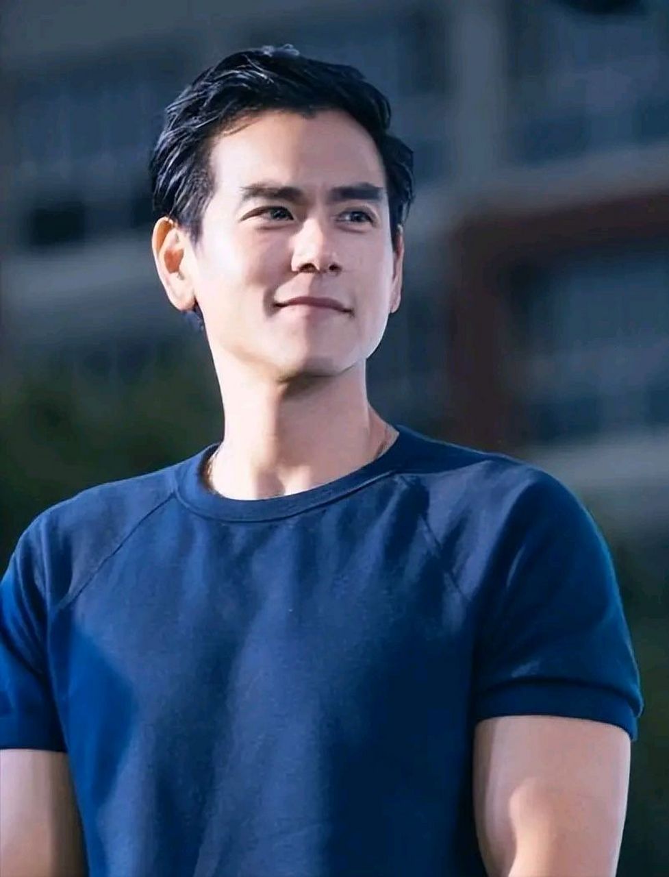 彭于晏,接受鲁豫采访说,我觉得,一个演员必须要有生活  不能困在剧组