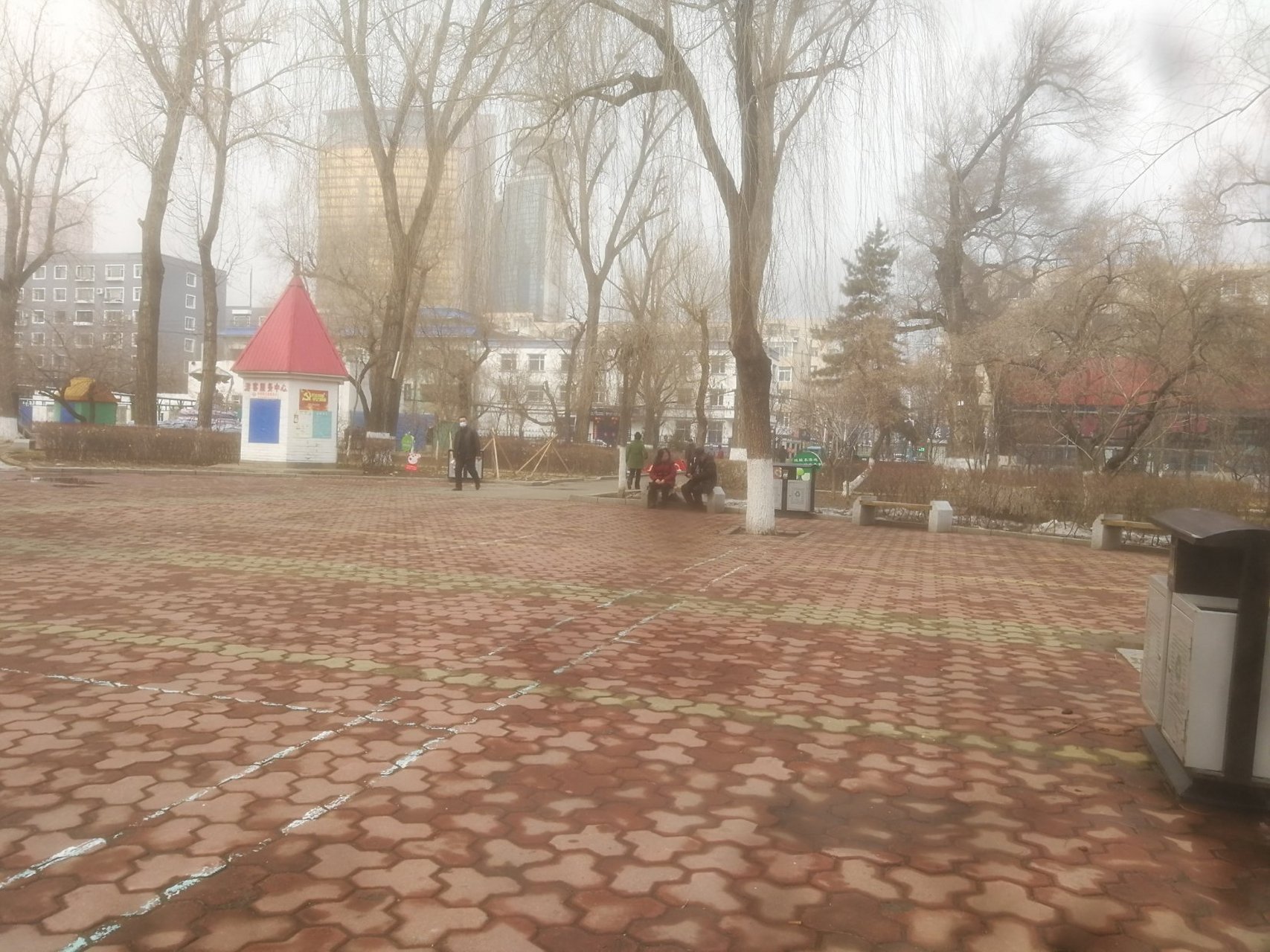 东北吉林省吉林市儿童公园,早上刚下过小雨,路上有点潮湿,都是些老年