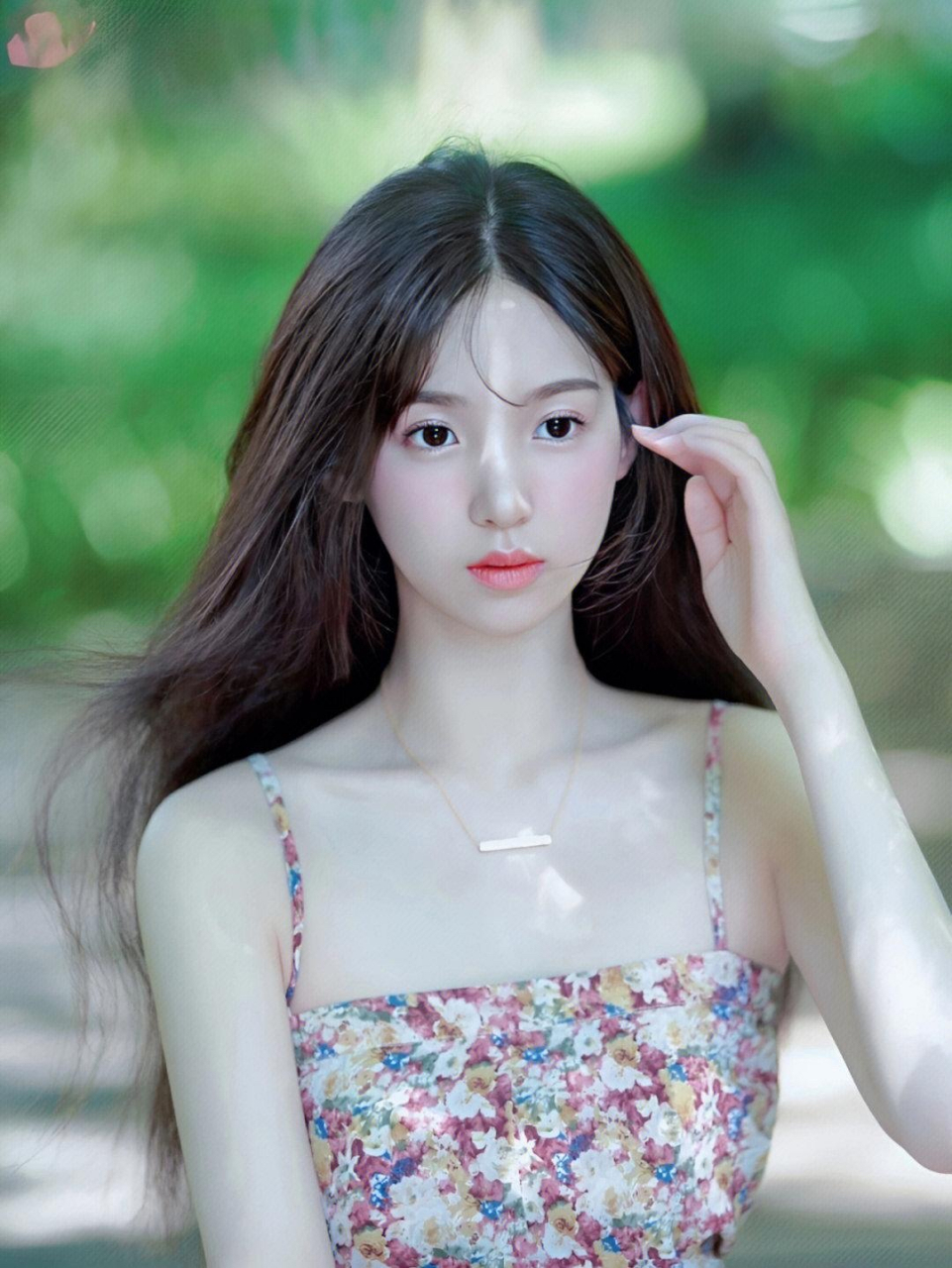 文静气质美女户外写真