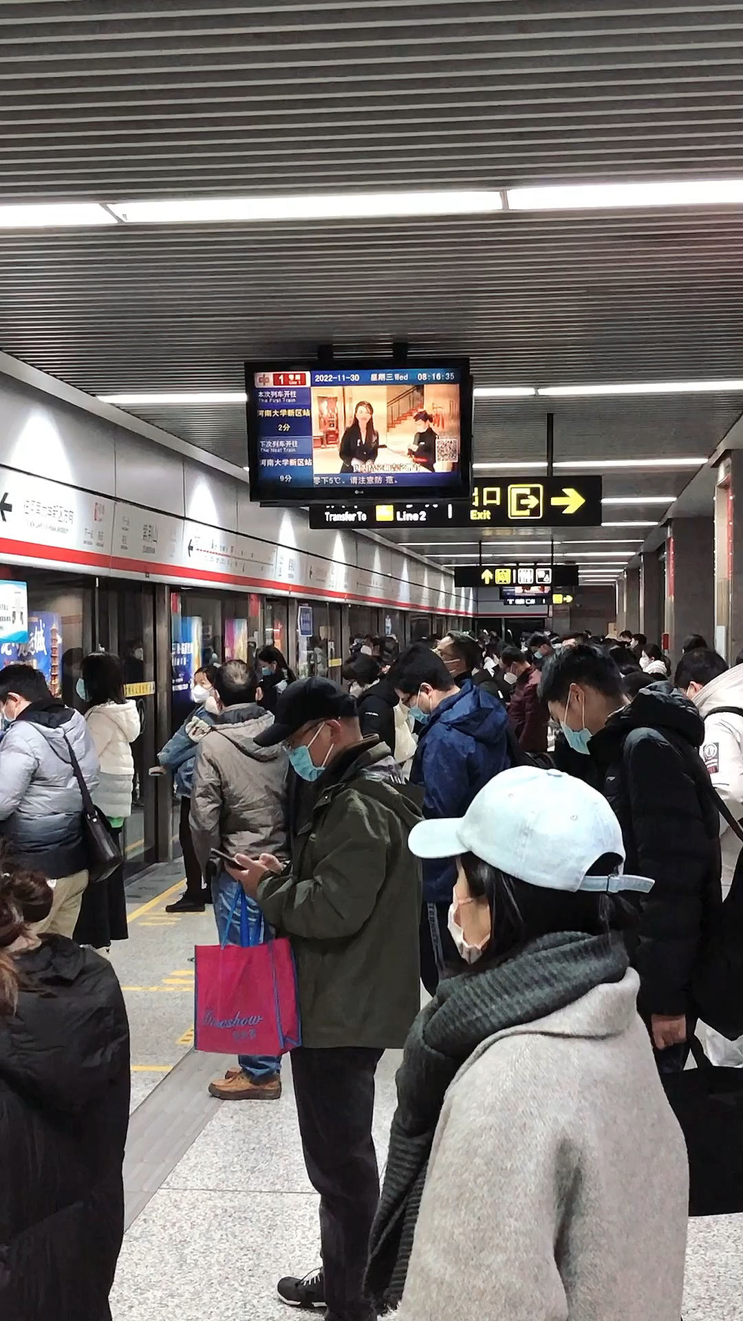 郑州今天真冷骑着车寒风刺骨乘坐地铁的上班族真多