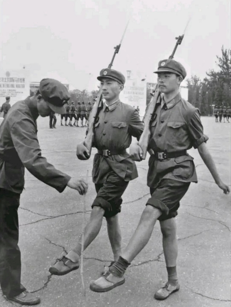 历史老照片,1983年,北京,武警战士扛着钢枪正在训练.