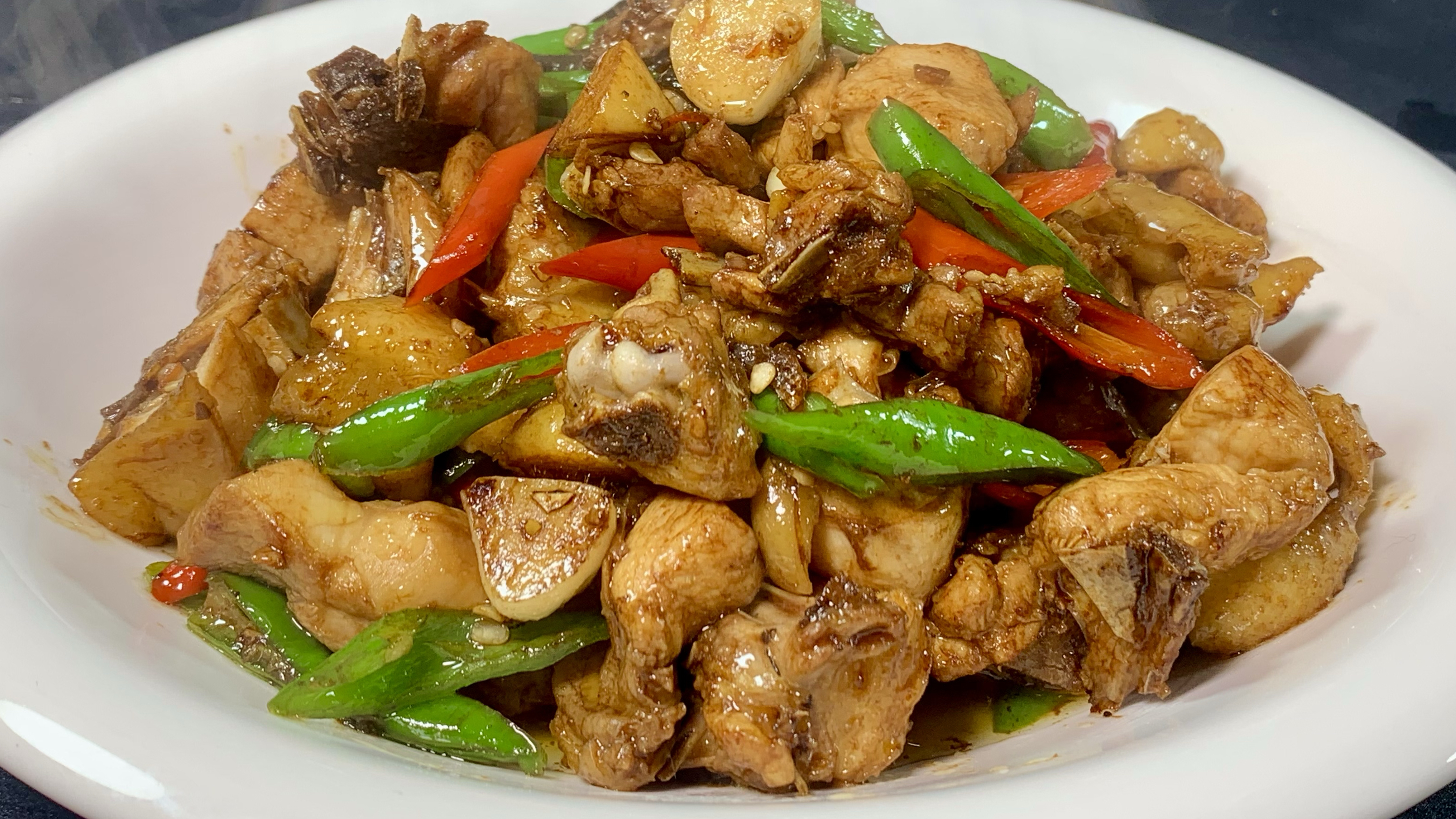 以后要是想吃鸡了。你就像我这样做个爆炒尖椒鸡,实在太香了