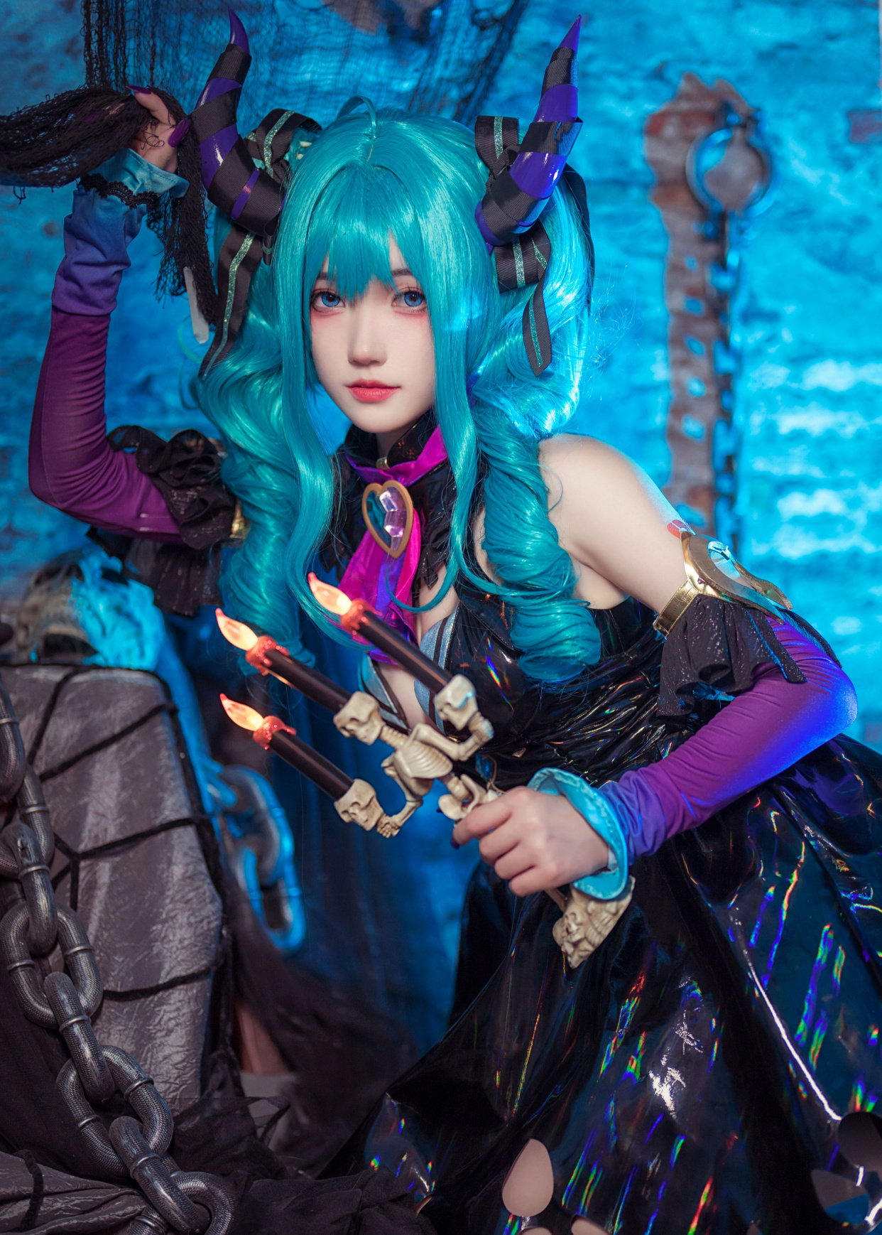 小姐姐cos蓝发小恶魔,如果归宿是地狱,你敢陪她去吗?