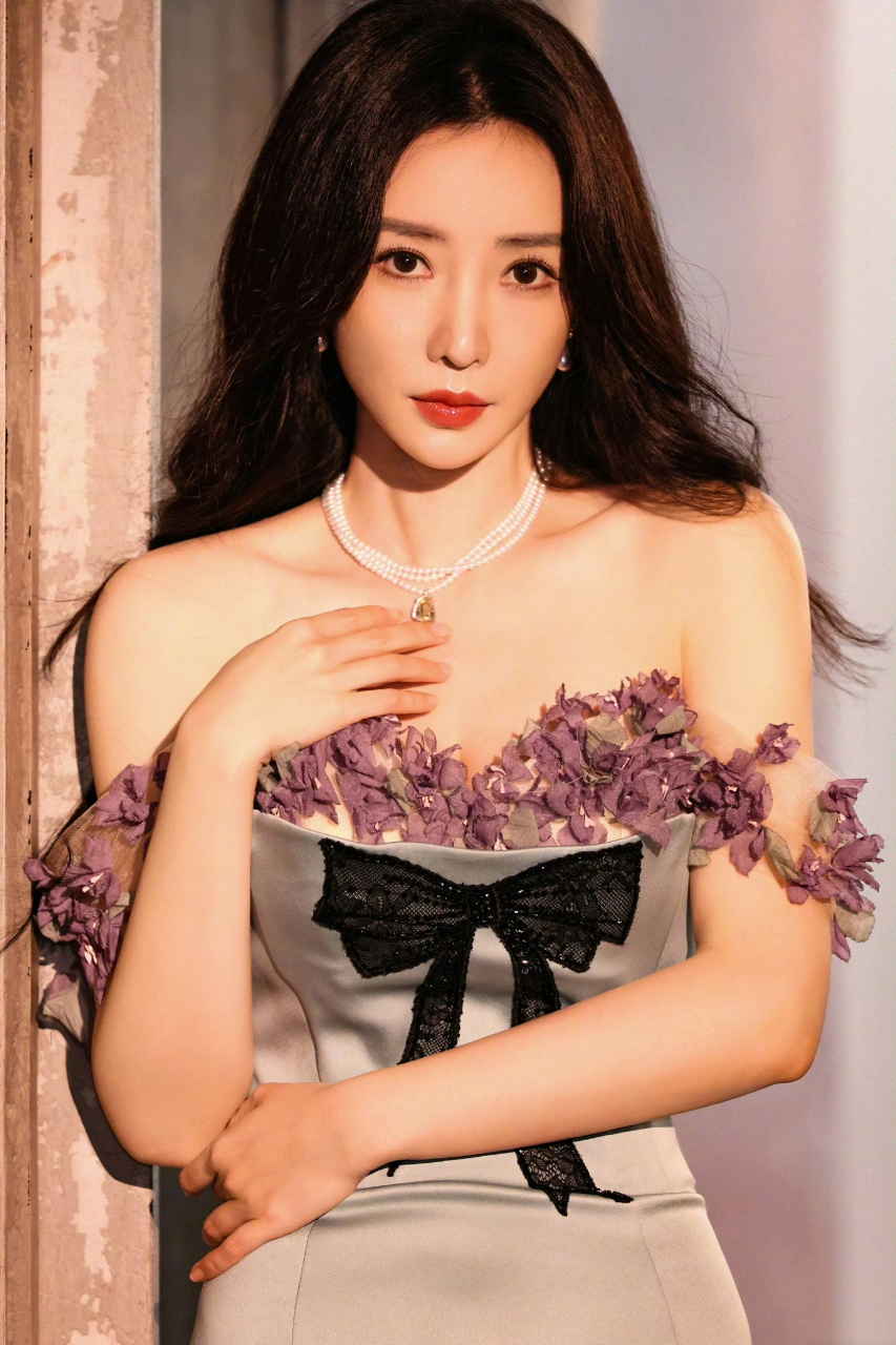 柳岩,鲜花抹胸裙,优雅明艳 #柳岩