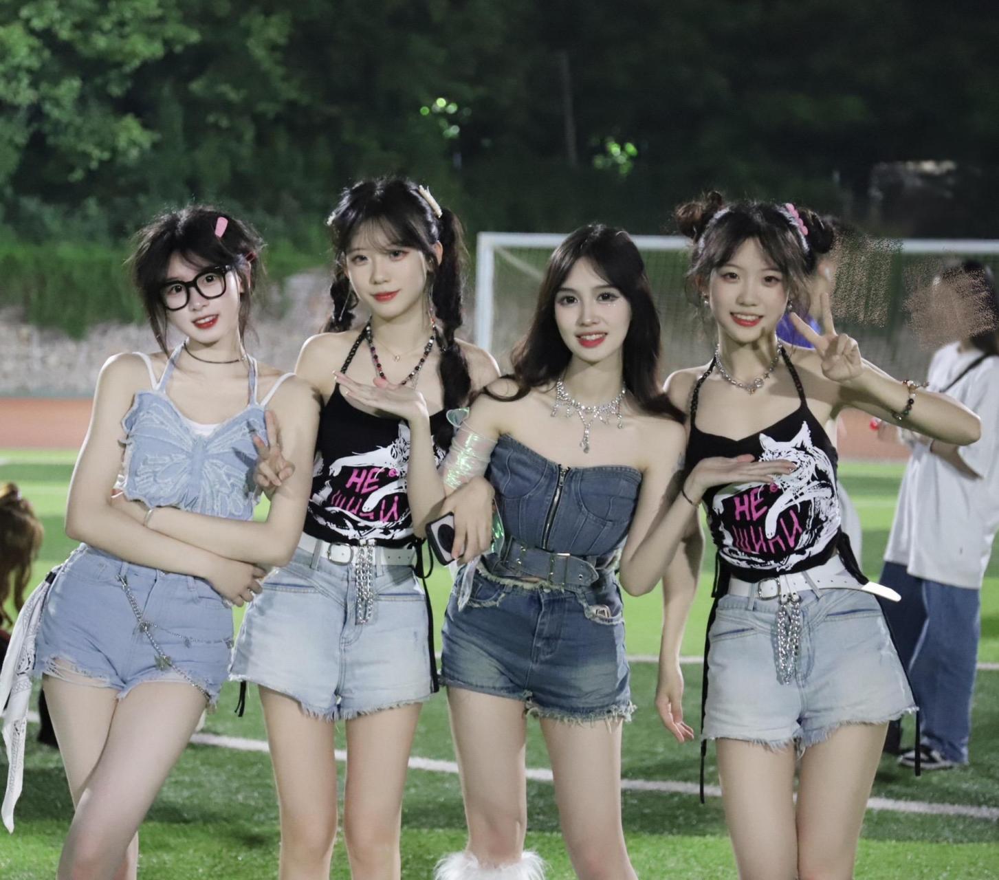 与双胞胎美女合照,真的泰裤辣[亲吻]