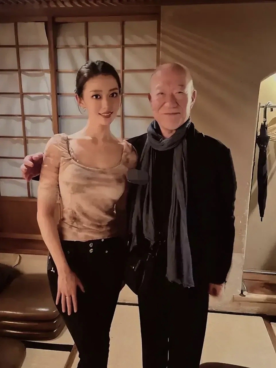 郎朗老婆吉娜晒出自己和日本音乐大师久石让的合照,吉娜一个眼睛能顶