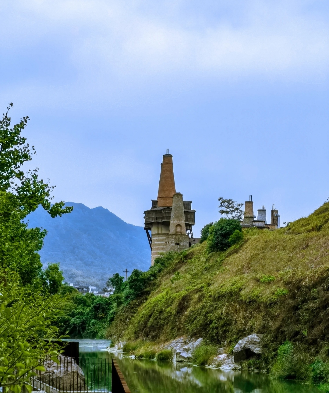 温州苍南矾山滨水栈道:融合自然与人文的美丽景观